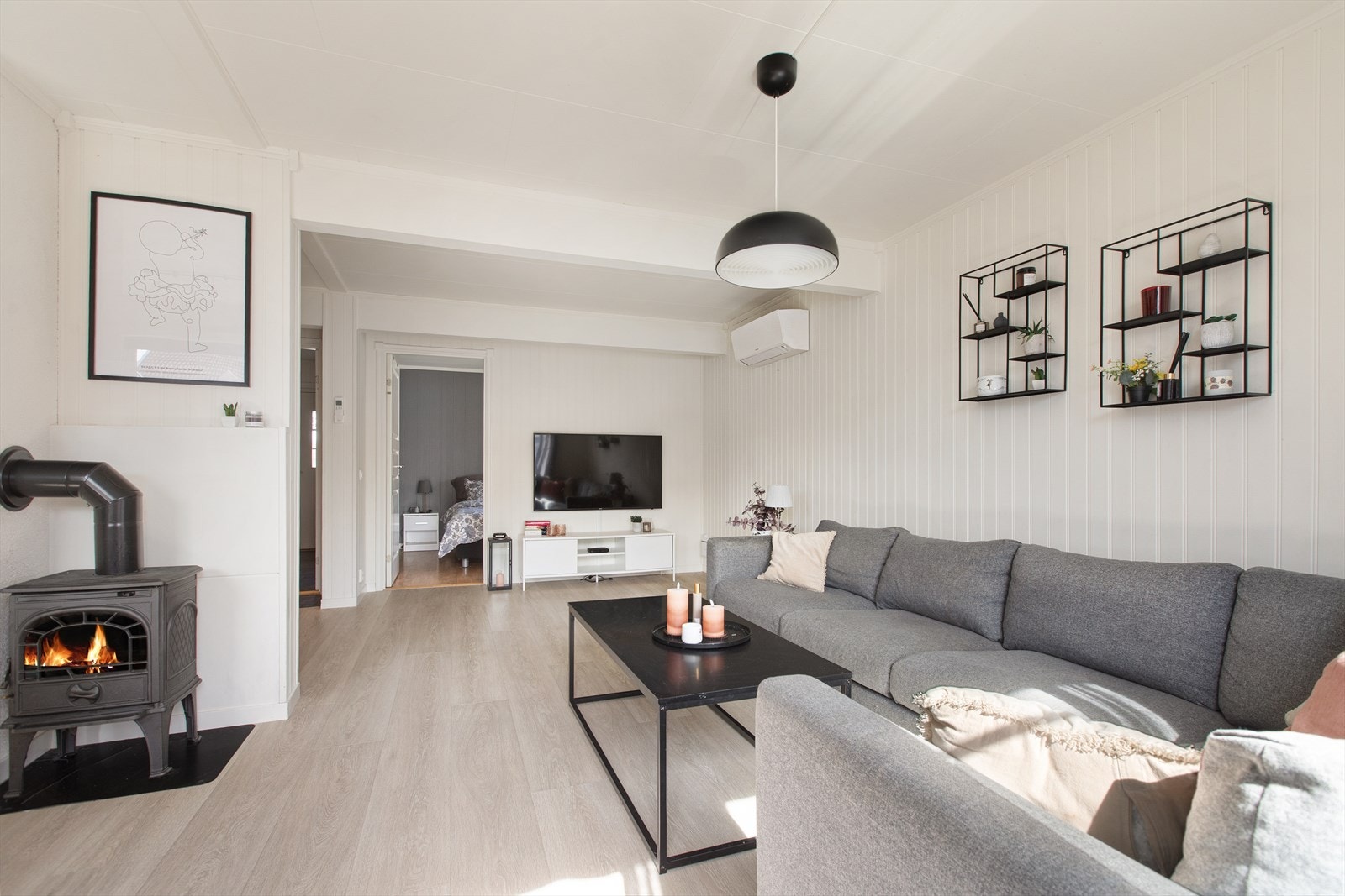 Stuen varmes effektivt opp av en Daikin varmepumpe, supplert med en vedovn for ekstra hygge. Galleribilde