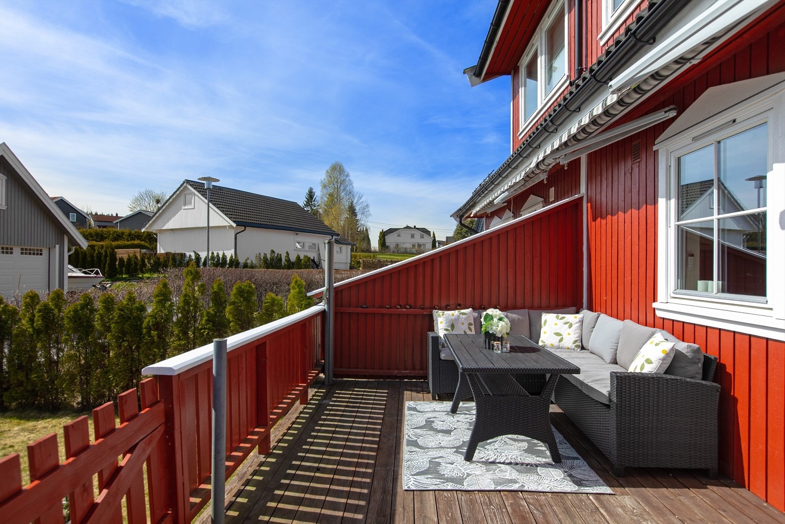 Fra stuen er det utgang til en romslig, sydvendt terrasse. Her er det god plass til utemøbler og grill. Galleribilde