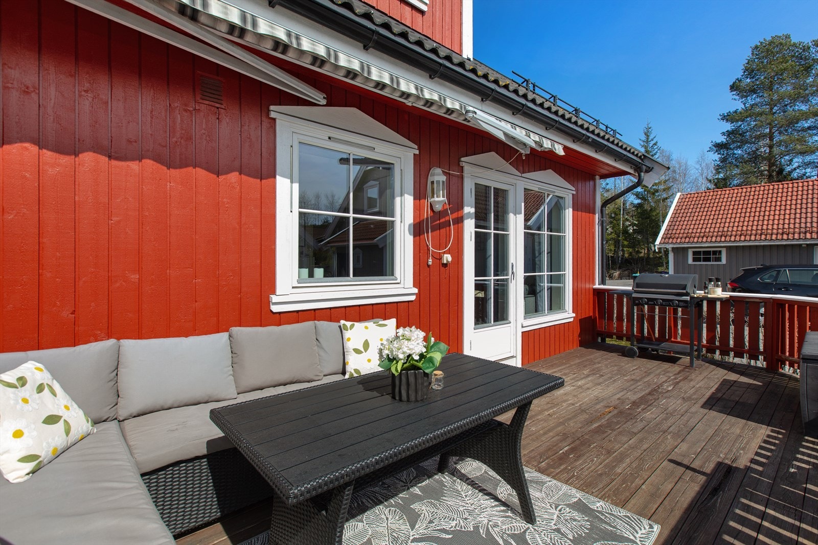Terrassen er bygget i impregnert trevirke og har god plass for en romslig sittegruppe. Galleribilde