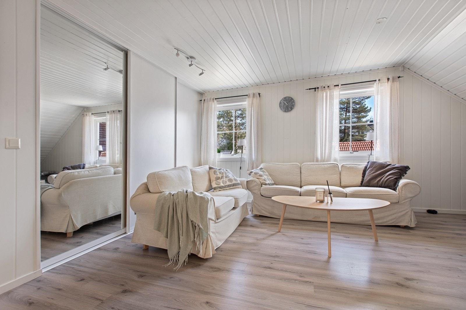 Loftstuen har laminat på gulv og panelplater på veggene. Galleribilde