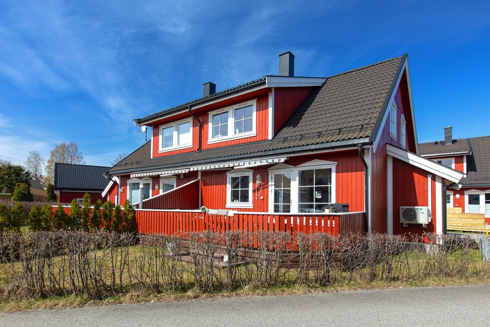 Eiendommen har en fin beliggenhet i feltet med hage og uteområde. Galleribilde
