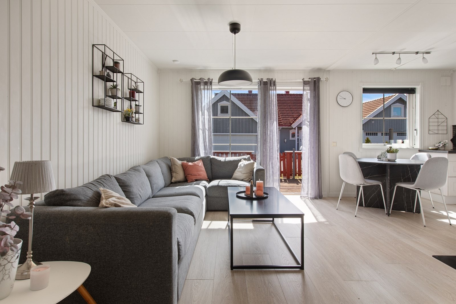 Store vindusflater og utgang til terrassen gir rikelig med naturlig lys til oppholdsrommet. Galleribilde