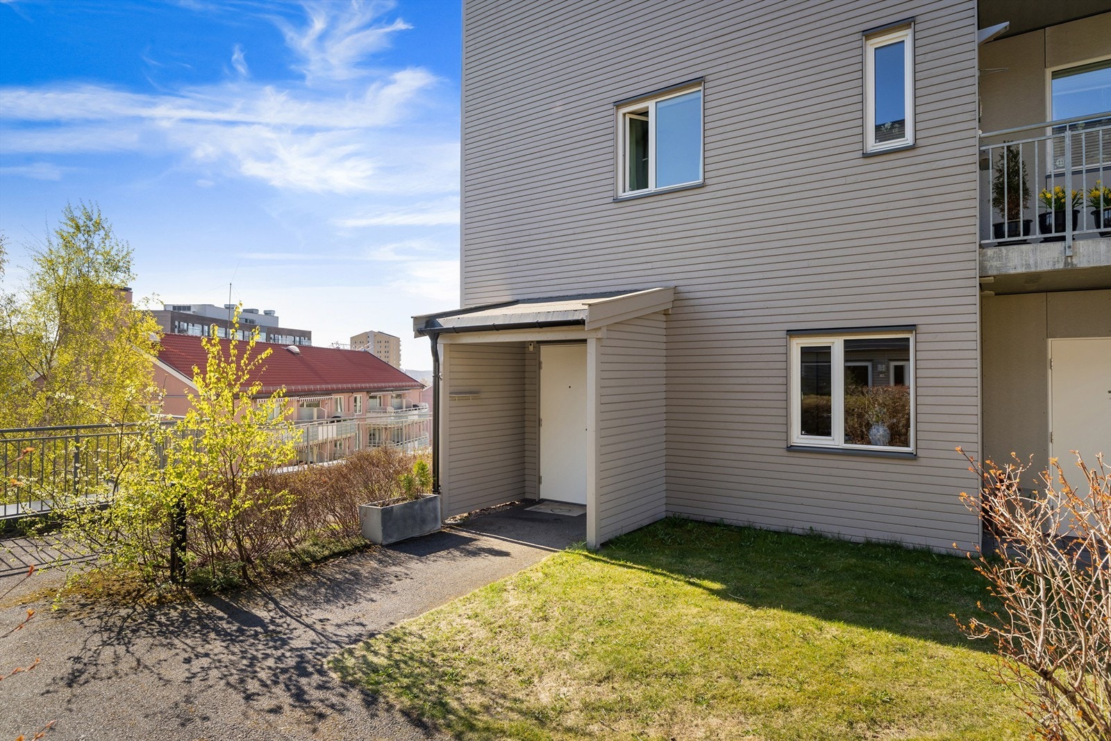 Praktisk med overbygget inngangsparti Galleribilde