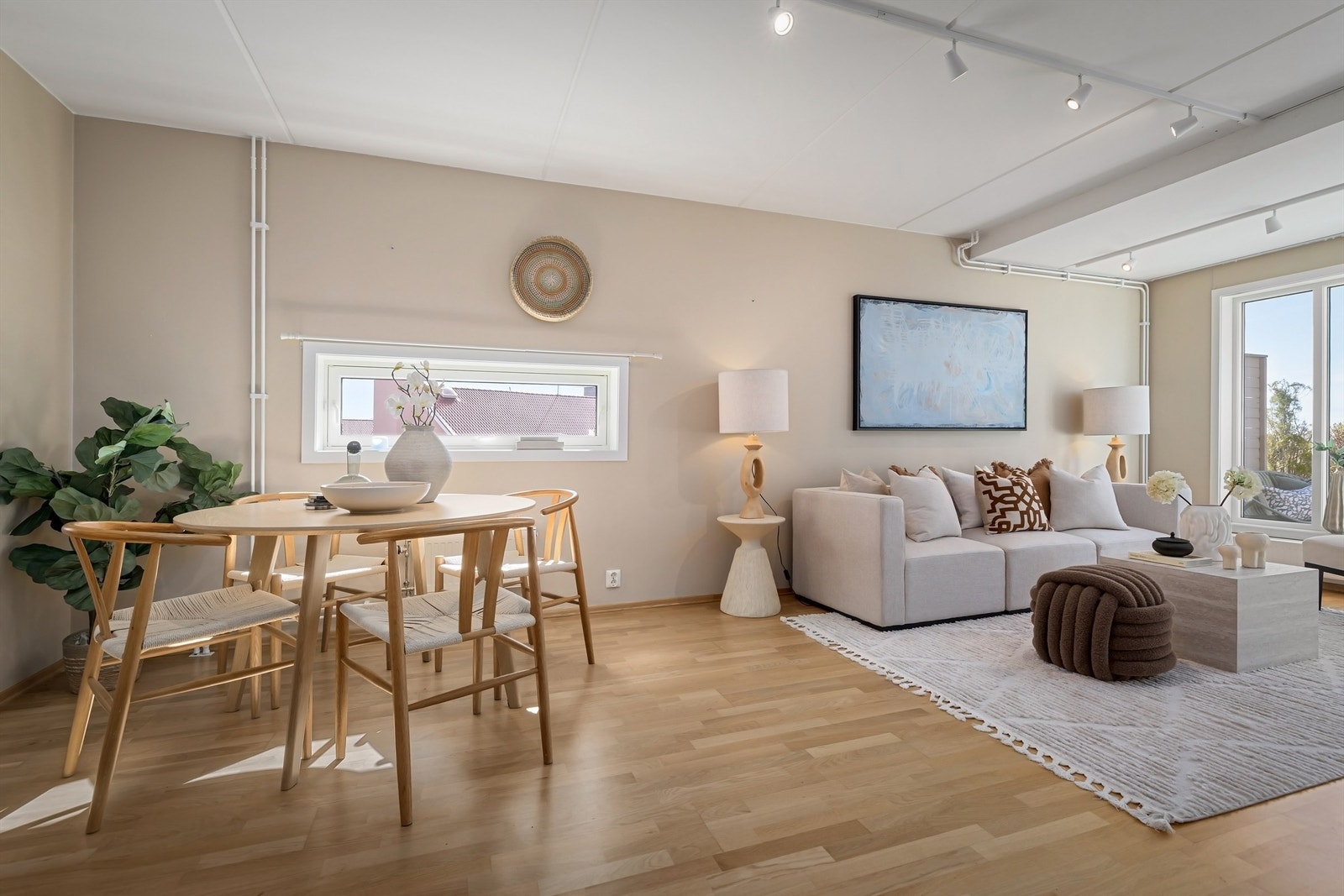 Stuen har plass til både sofagruppe og spisebord Galleribilde