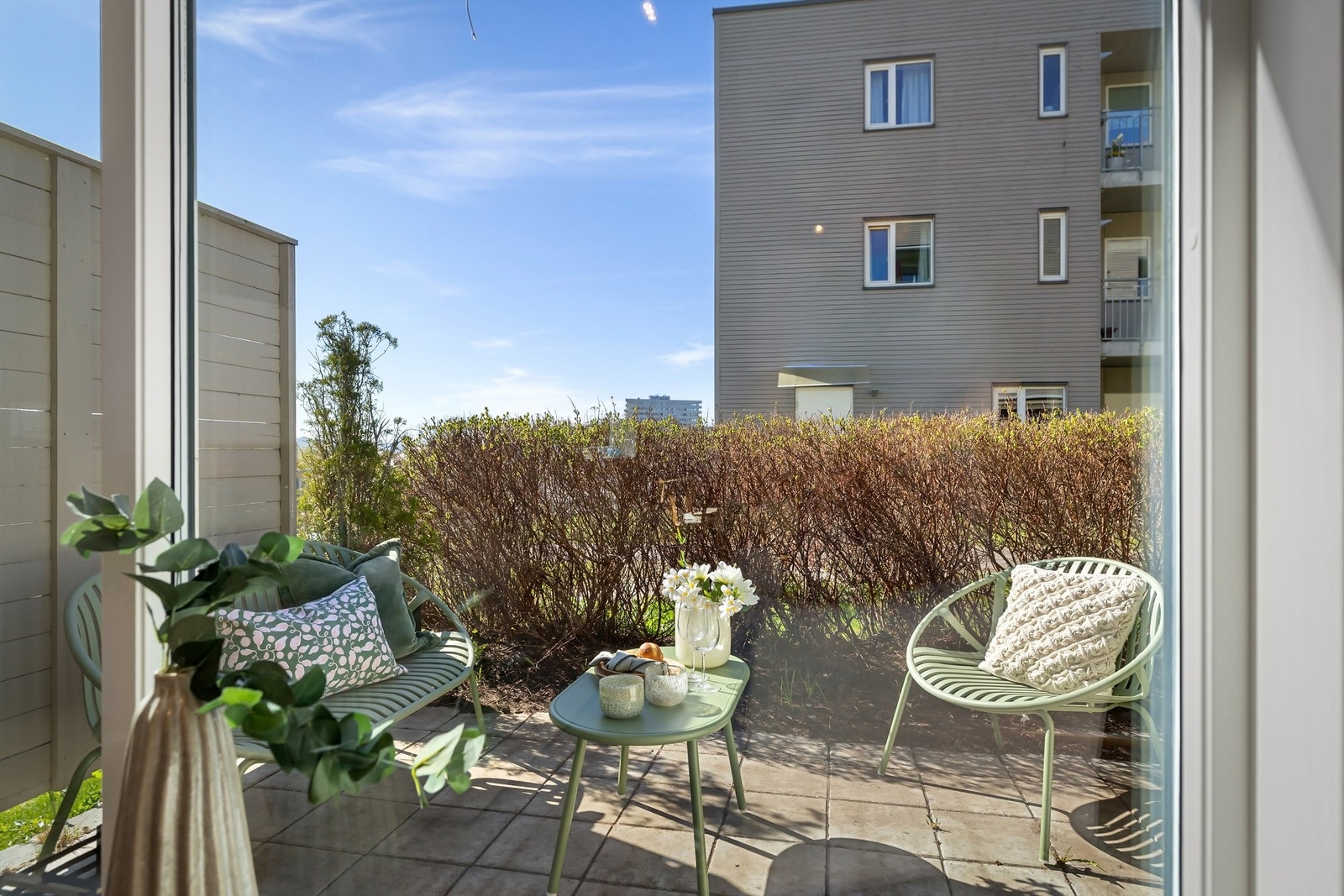 Fra stuen er det utgang til uteplass Galleribilde