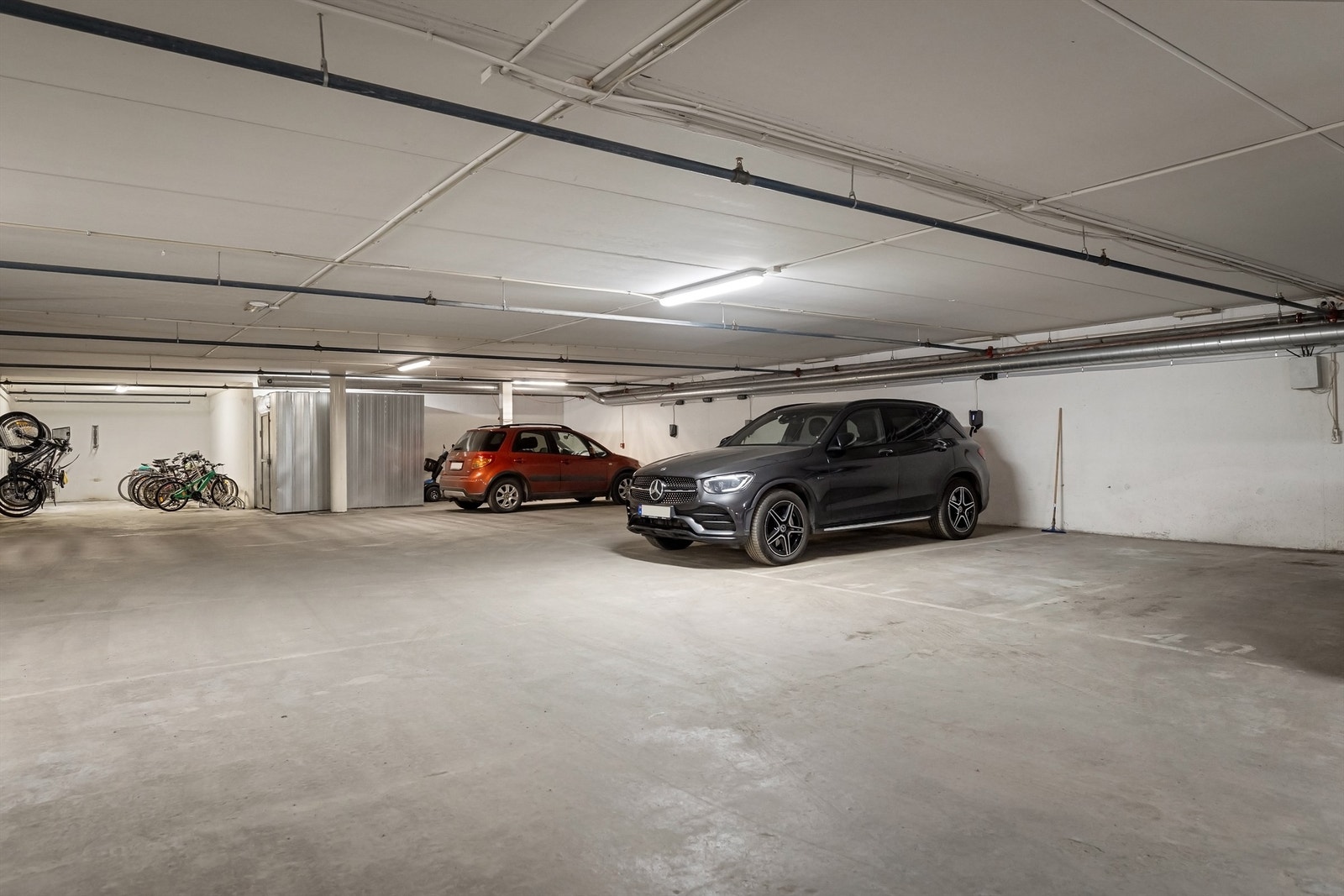 Det medfølger en garasjeplass i felles garasjeanlegg i kjeller. Det er mulighet for å montere elbil-lader på plassen for egen regning Galleribilde