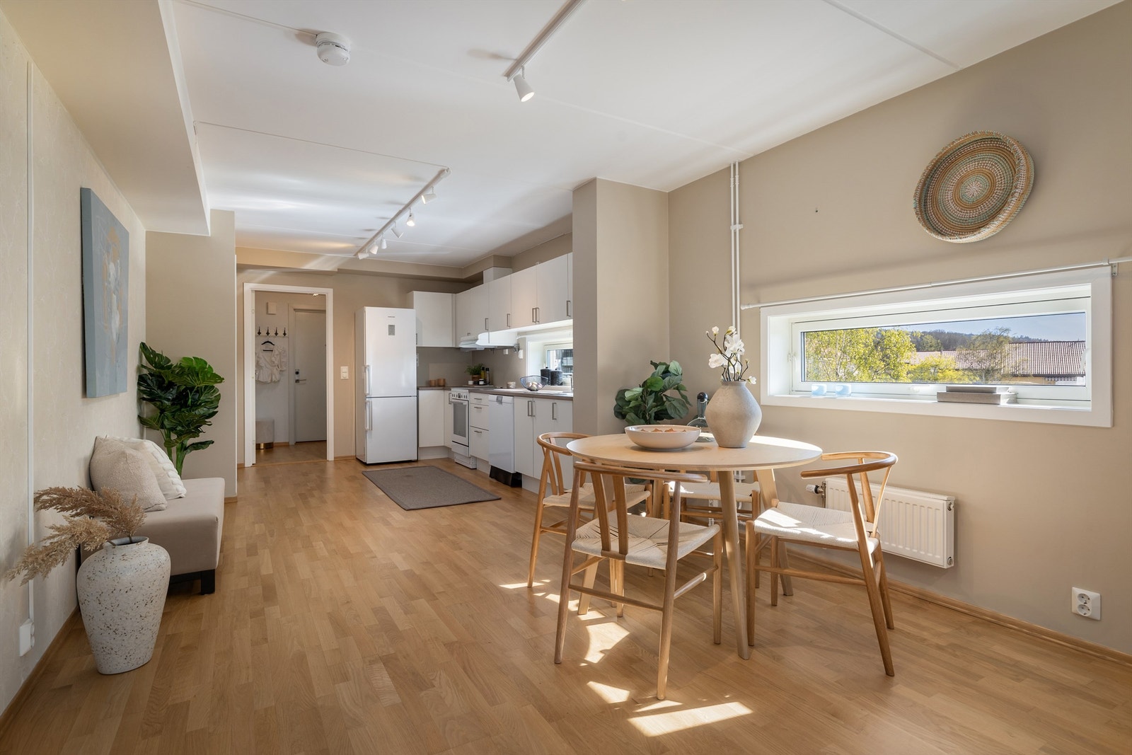 Kjøkken med åpen løsning til stuen som skaper et luftig og sosialt rom Galleribilde