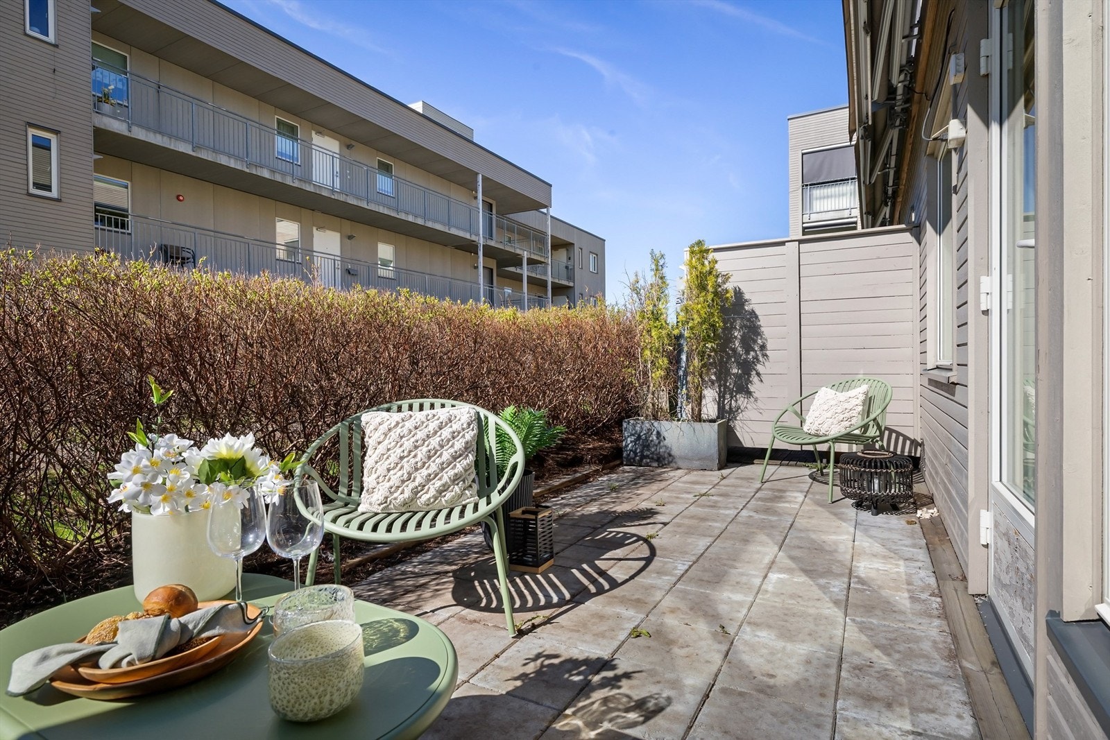 God plass til sittegruppe og grill Galleribilde