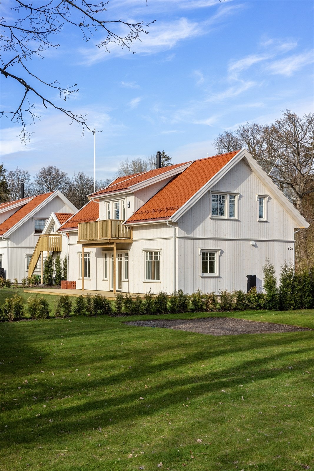 Boligen fremstår som moderne og gjennomført, med skjult elektrisk anlegg som gir et ryddig uttrykk. D Galleribilde