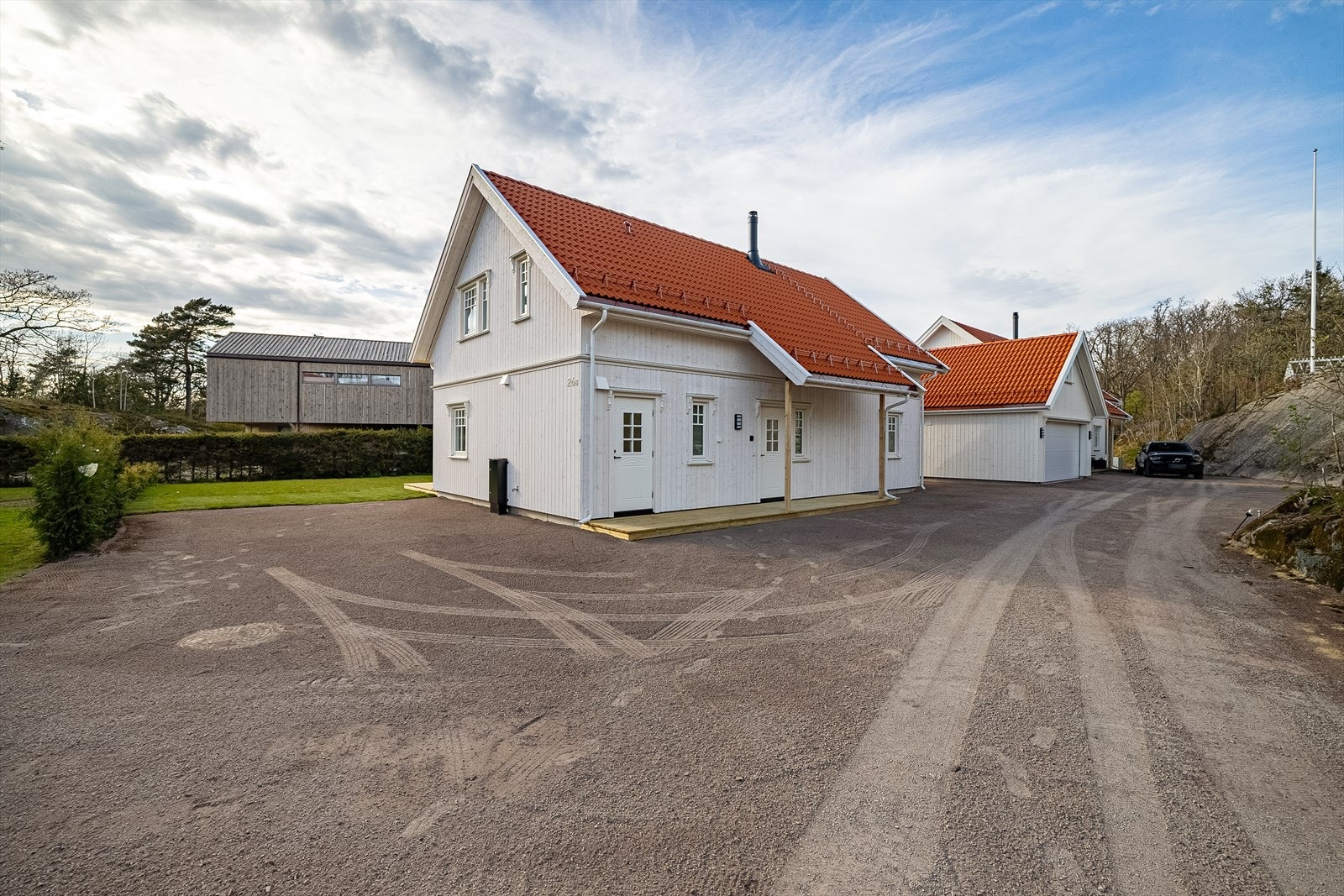 Samlet sett fremstår boligen som en moderne og komfortabel bolig med gode kvaliteter, praktiske løsninger og et helhetlig uttrykk - et hjem som er tilrettelagt for en enkel og behagelig hverdag. Galleribilde