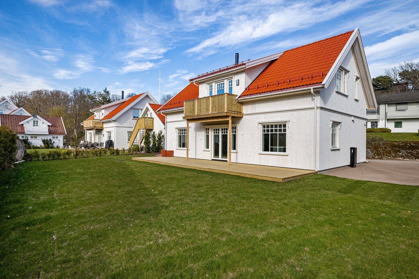 Nordvik v/Christoffer Kvalshaugen har gleden av å presentere denne nyoppførte eneboligen med solrik hage pent beliggende i Langvika med kort avstand til strand, sentrum, småbåthavn og golfbane! Foto: Magik Galleribilde