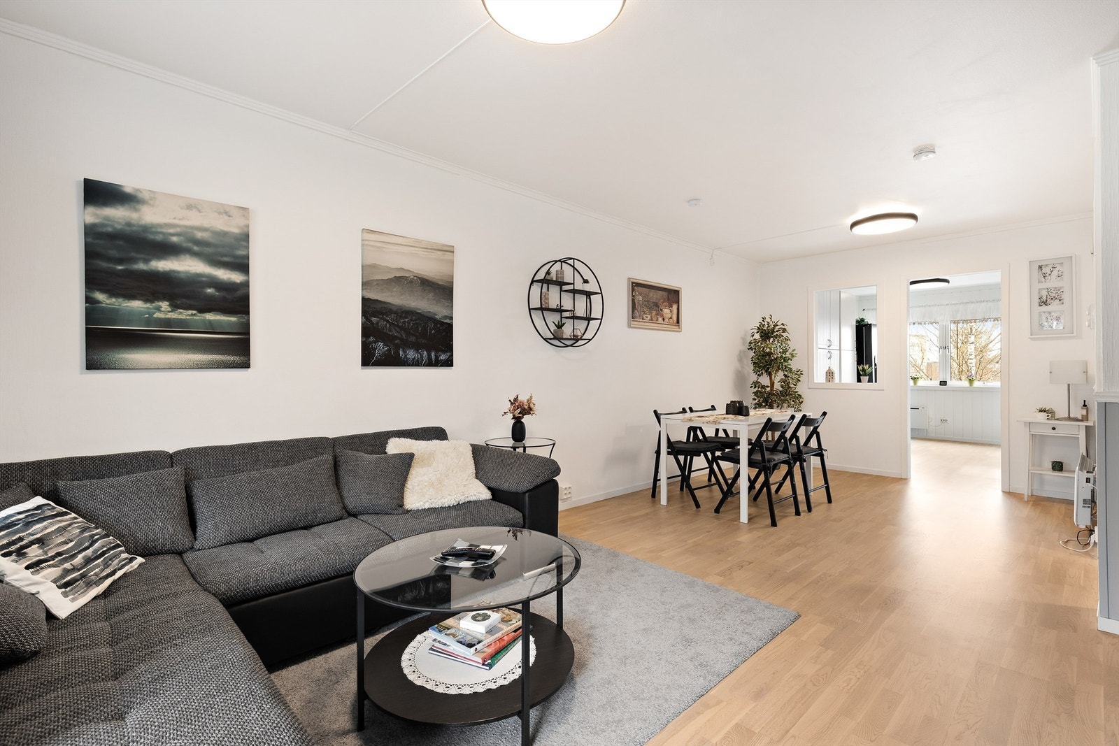 Stuen har en takhøyde på 2,49 meter og en åpen forbindelse mot kjøkkenet. Her er det god plass til ønsket stuemøblement. Galleribilde
