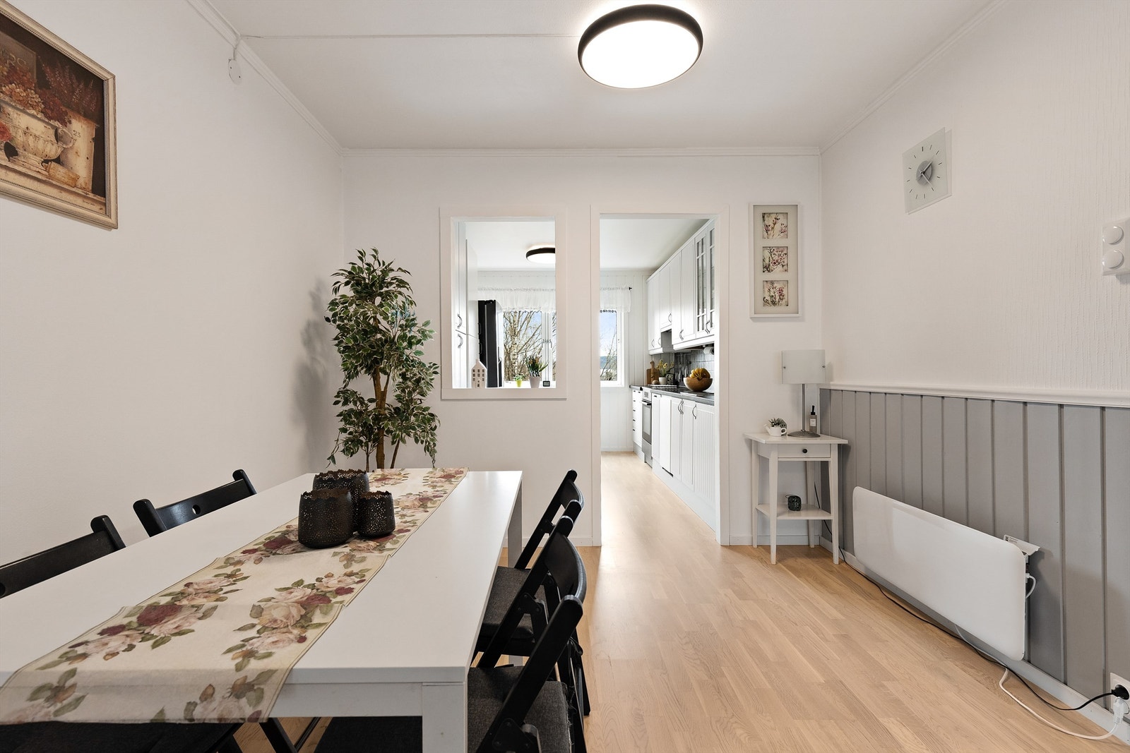 Spisestuen er en naturlig del av stuen, med en praktisk åpning inn mot kjøkkenet. Galleribilde