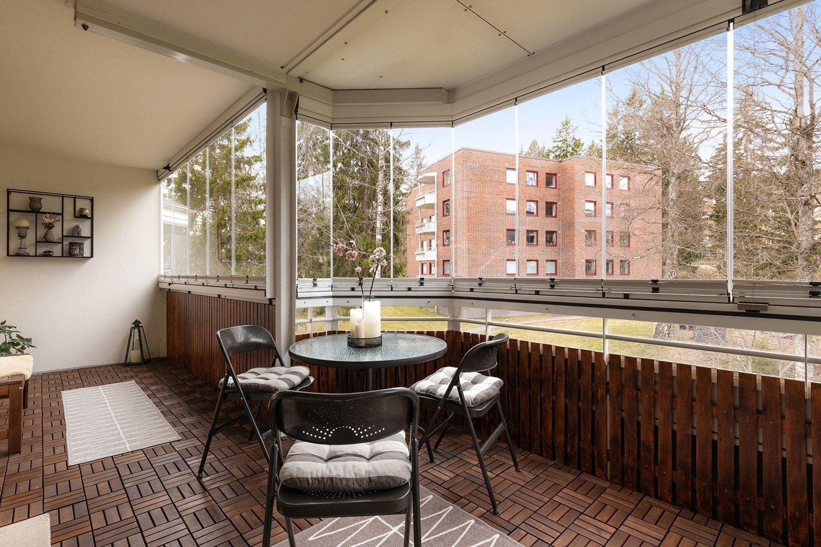Balkongen er vestvendt, med god plass til en hyggelig sittegruppe. Innglassingen forlenger sesongen. Galleribilde
