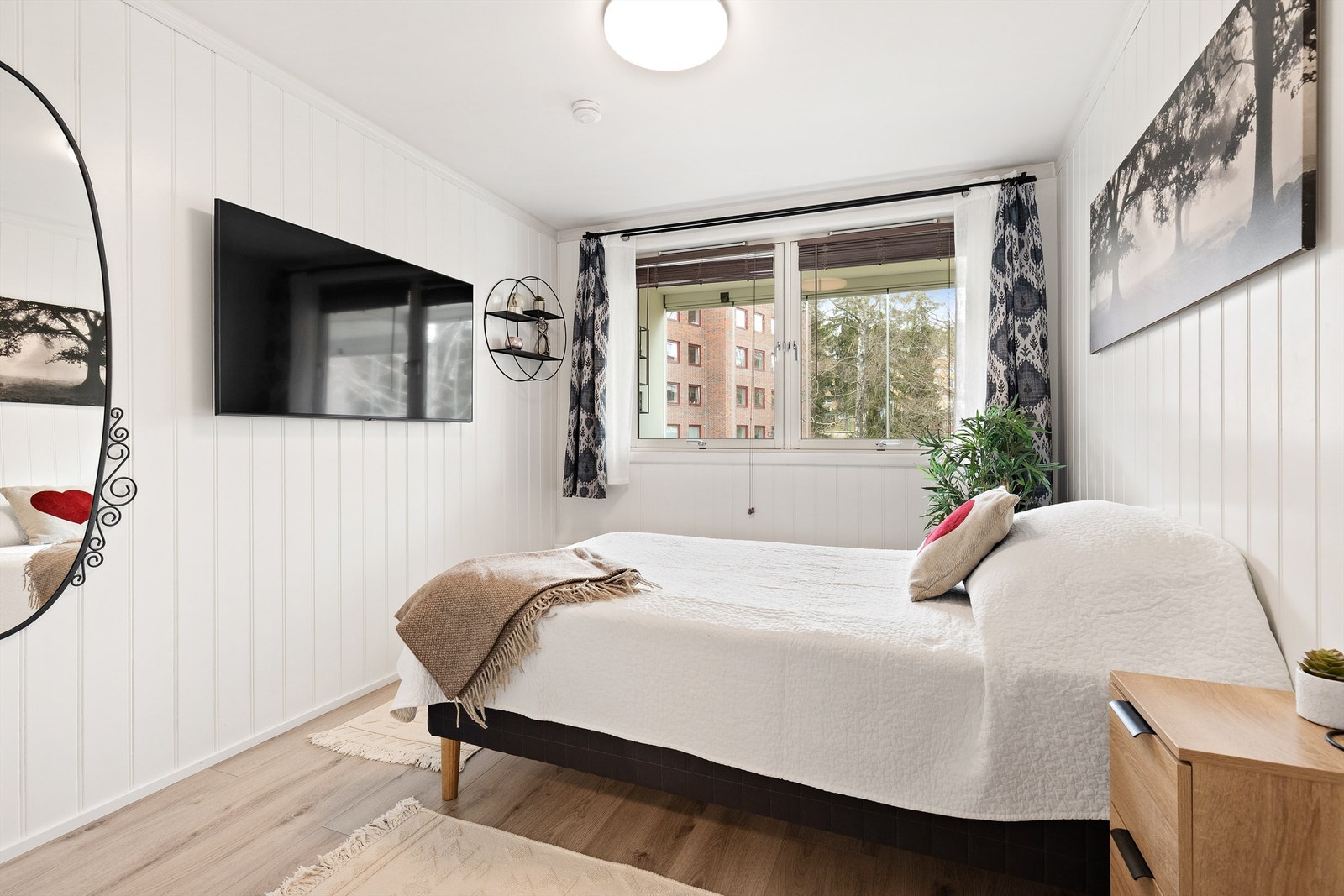 Hovedsoverommet har god plass til dobbeltseng og er kledd med malt panel på veggene. Galleribilde