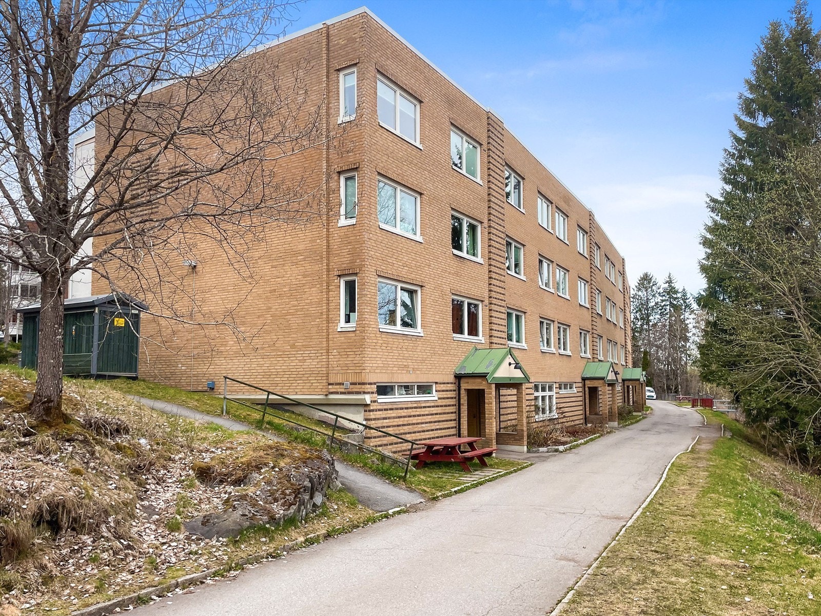 Bygningen har en solid fasade i teglstein. Herfra er det umiddelbar nærhet til turstier og lysløyper i Østmarka. Galleribilde