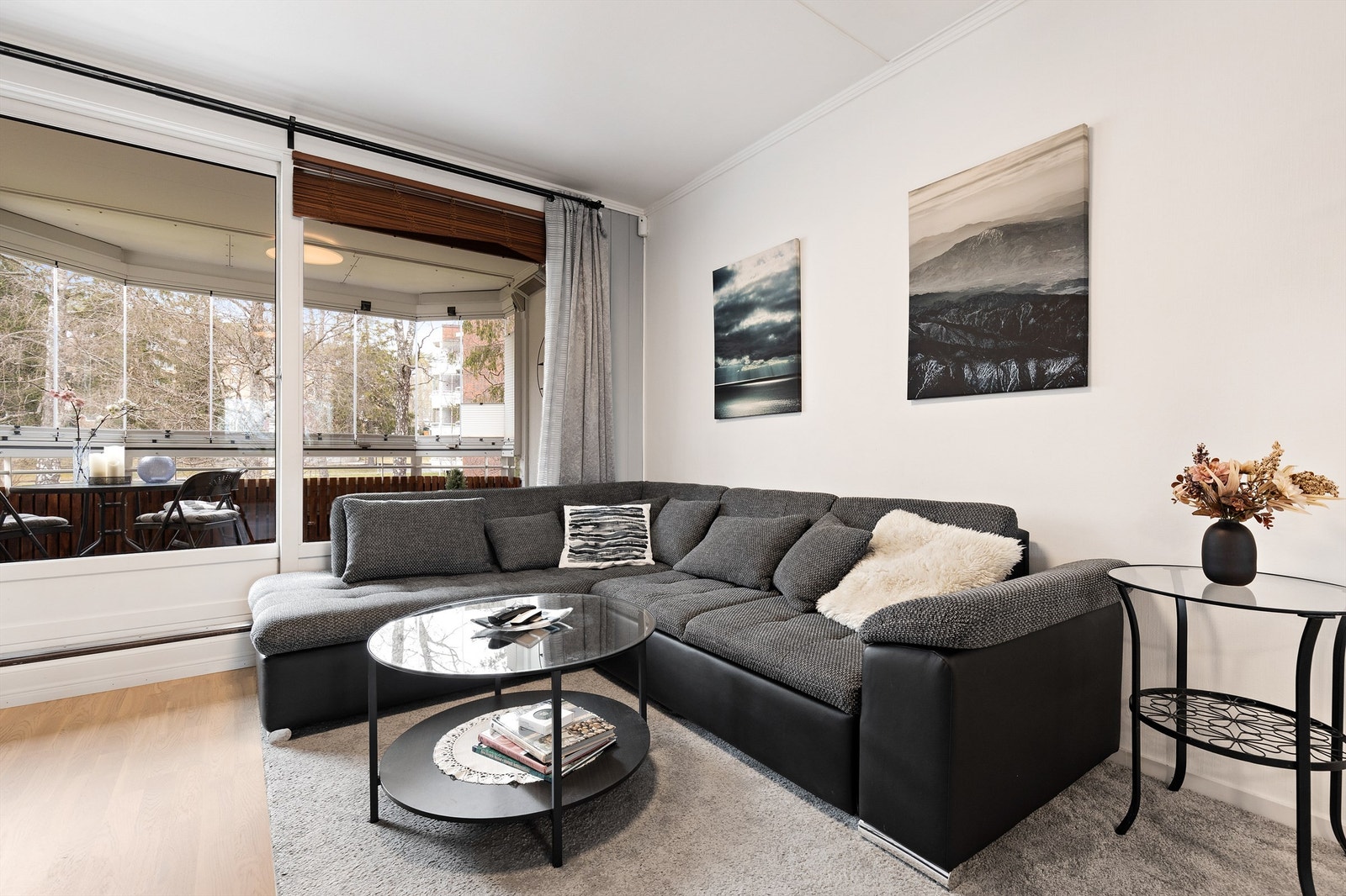 Skyvedøren i stuen åpner opp mot den vestvendte balkongen og er utstyrt med 2-lags isolerglass. Galleribilde