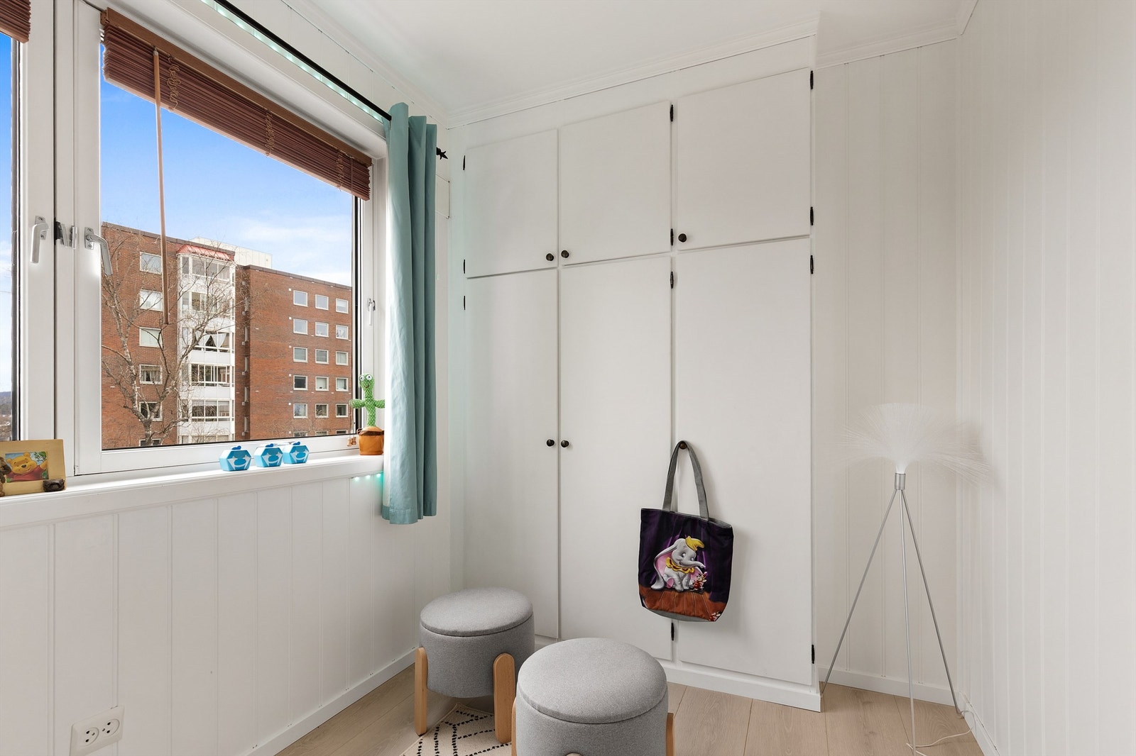 Også dette rommet er utstyrt med plassbygde garderobeskap. Galleribilde