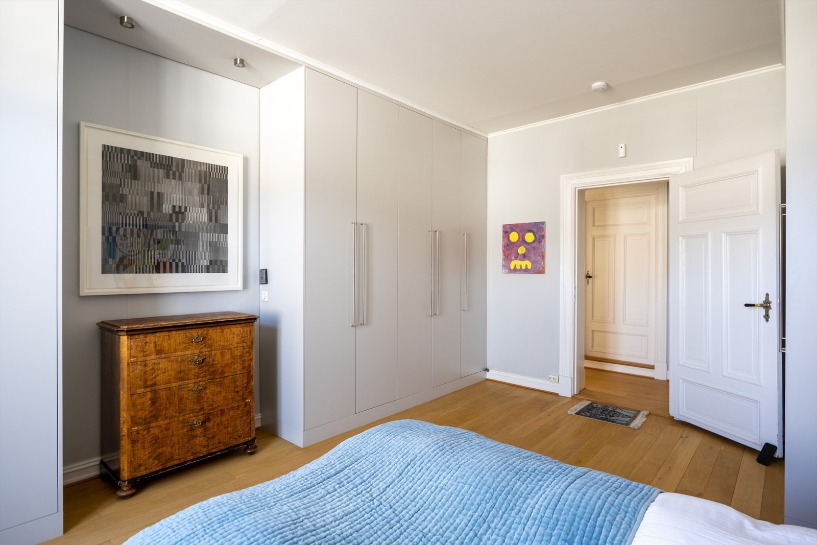 Rommet er innredet med store garderobeskap med innebygget lys. Galleribilde