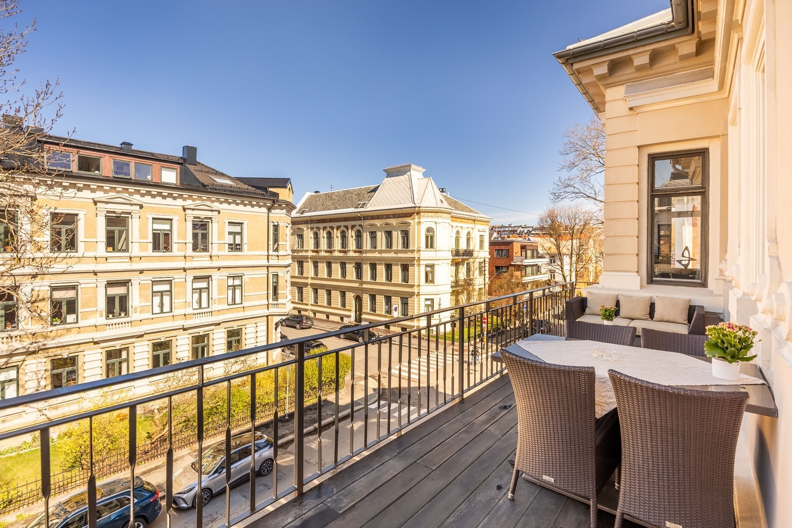 En klassisk og herskapelig Frognerleilighet med 3 stuer på rad og stor, solrik balkong. Galleribilde