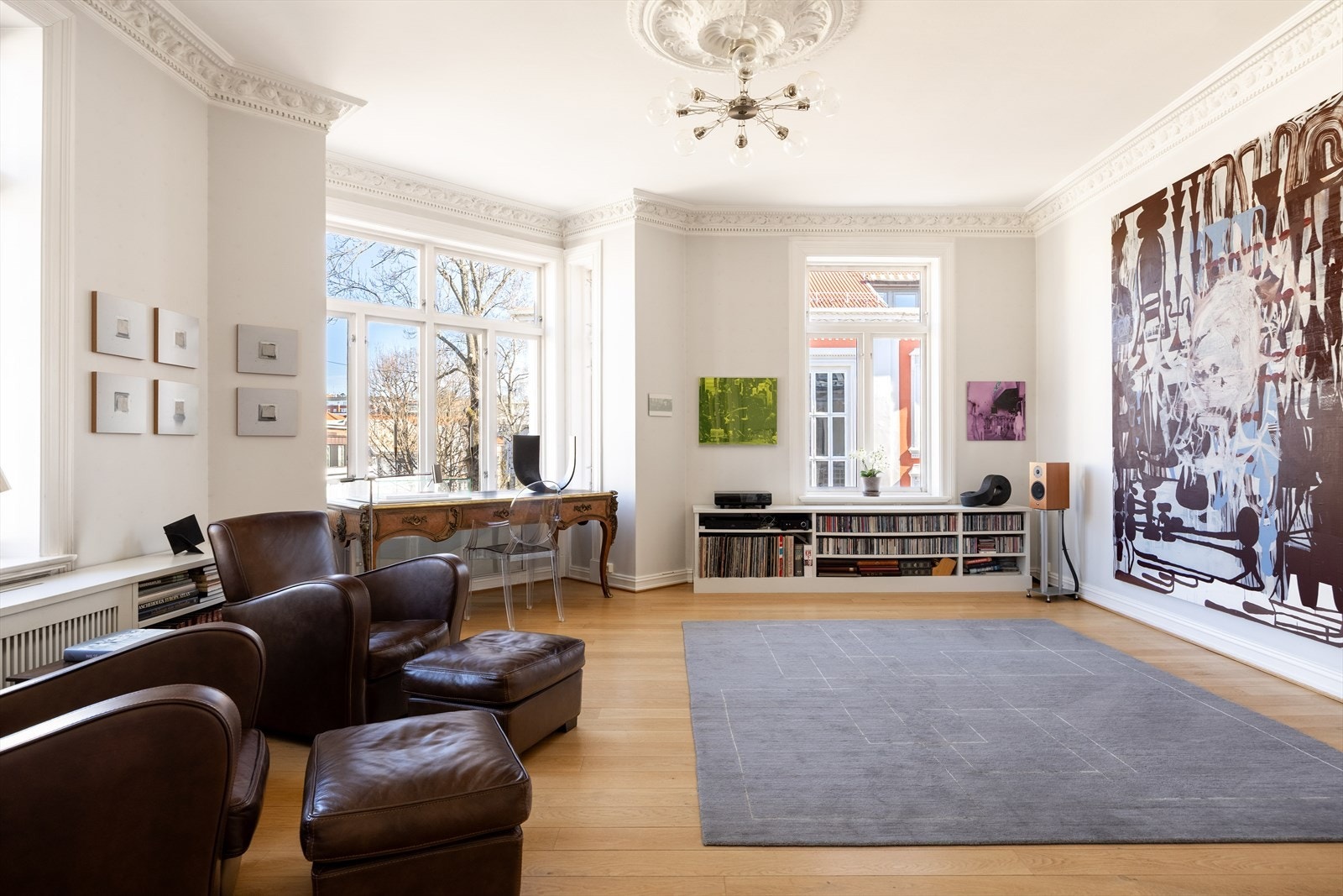Den innerste stuen er stor med nydelige detaljer som stukkatur og rosett. Galleribilde