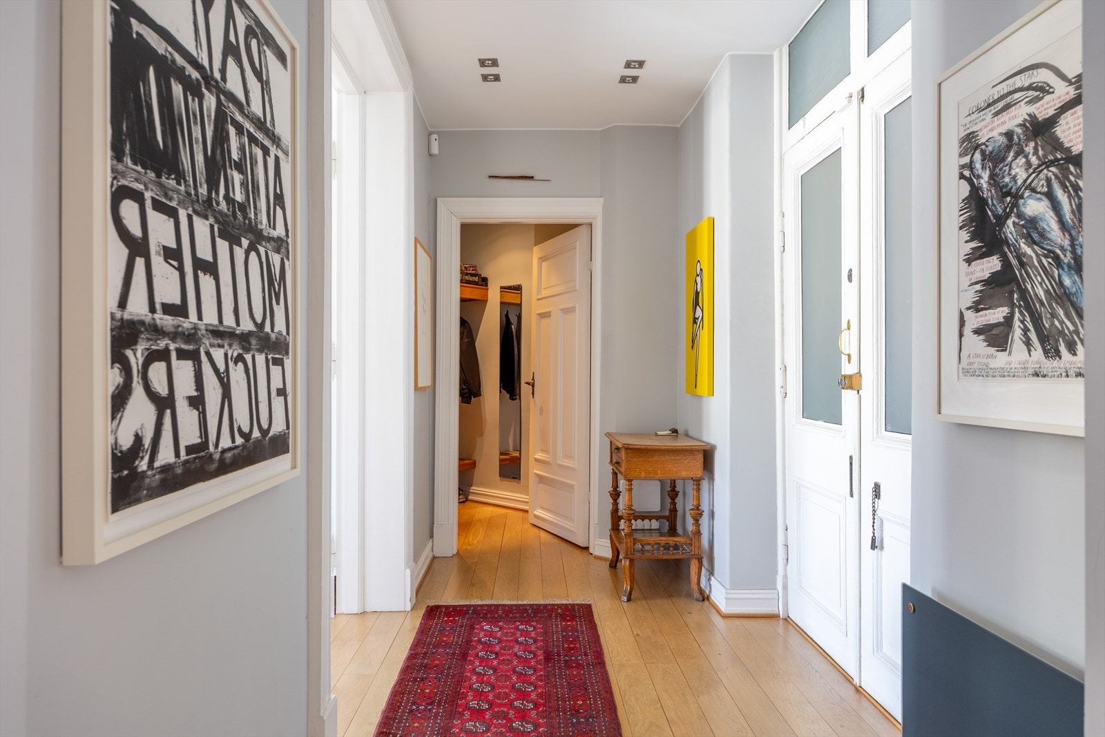 Gode oppbevaringsmuligheter i garderobe i gang. Galleribilde