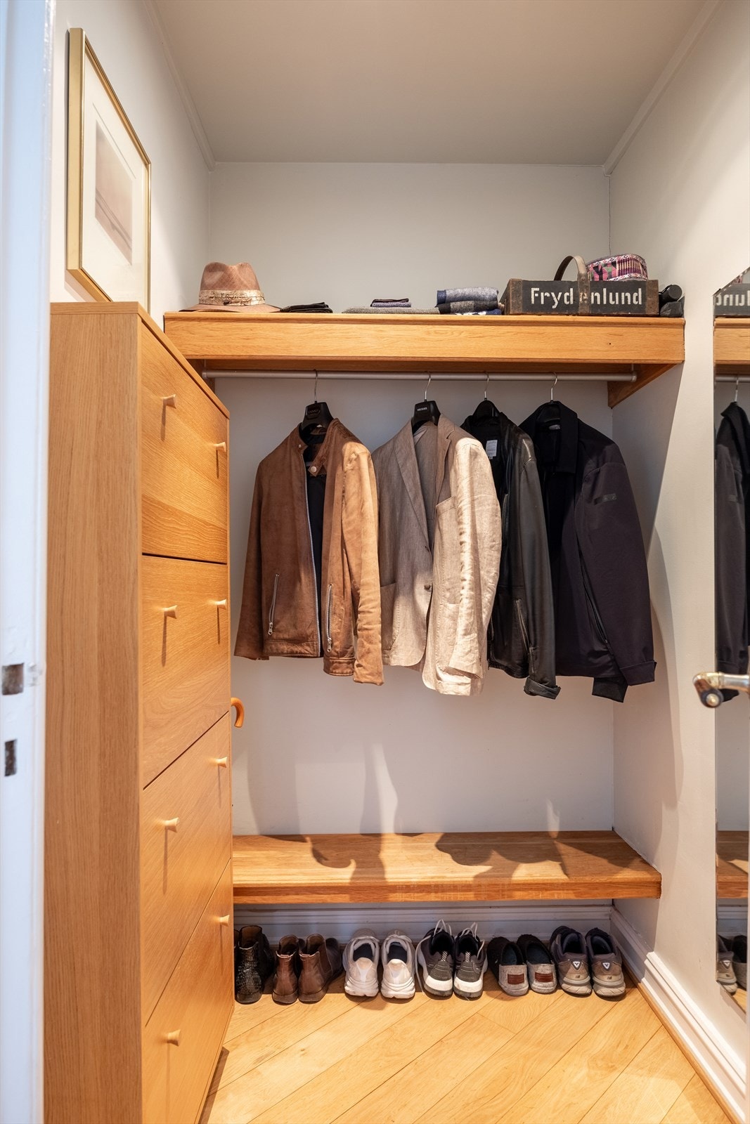 Det er montert plassbygget skapinnredning i garderobe. Det er også en romslig skapinnredning bak døren. Galleribilde