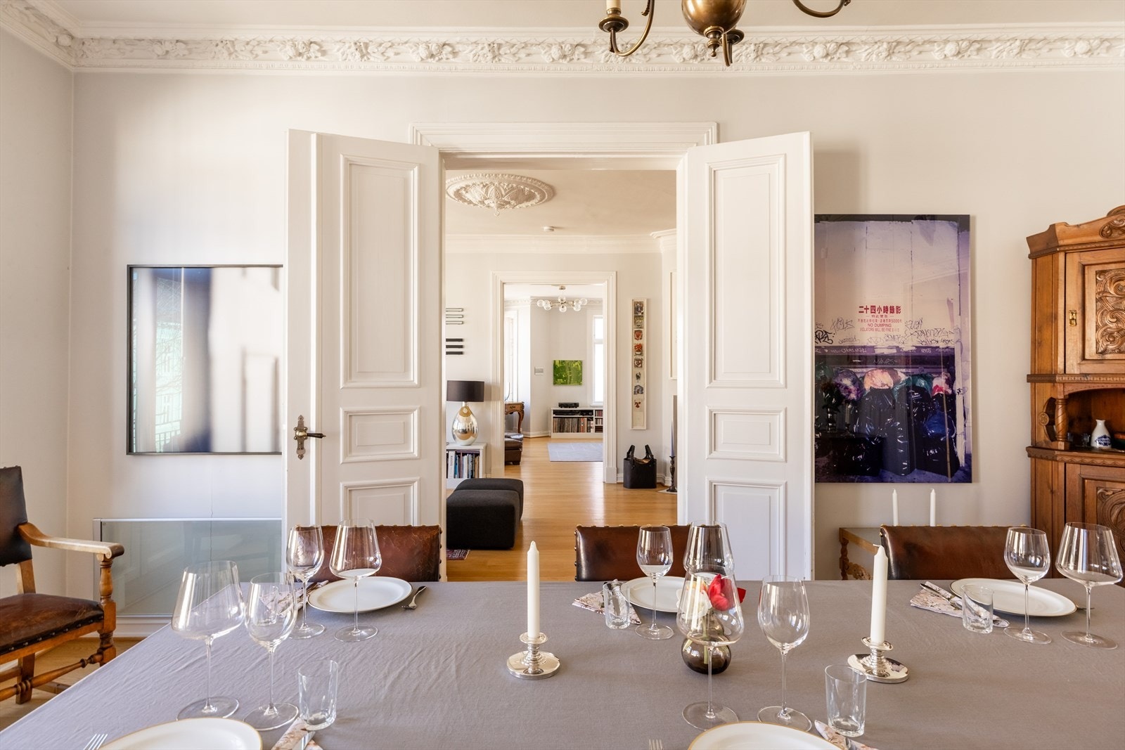 Stor spisestue med god plass til et stort spisebord. Galleribilde
