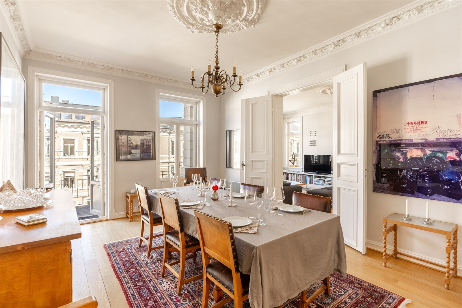 Fra spisestuen er det adkomst til boligens balkong. Galleribilde