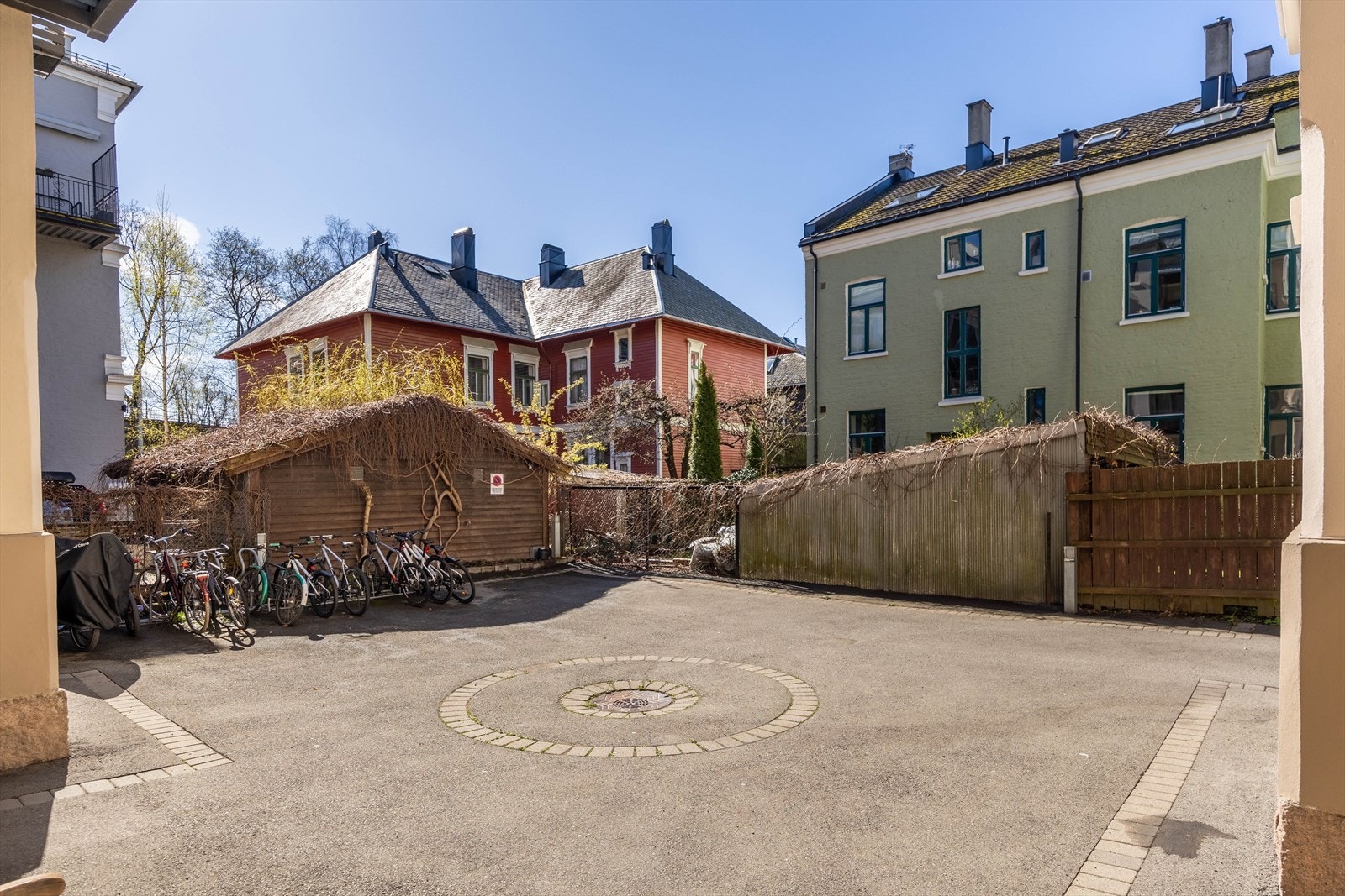 Felles bakgård med sykkelparkering. Bakgården er tilgjengelig for av- og pålasting med bil. Galleribilde