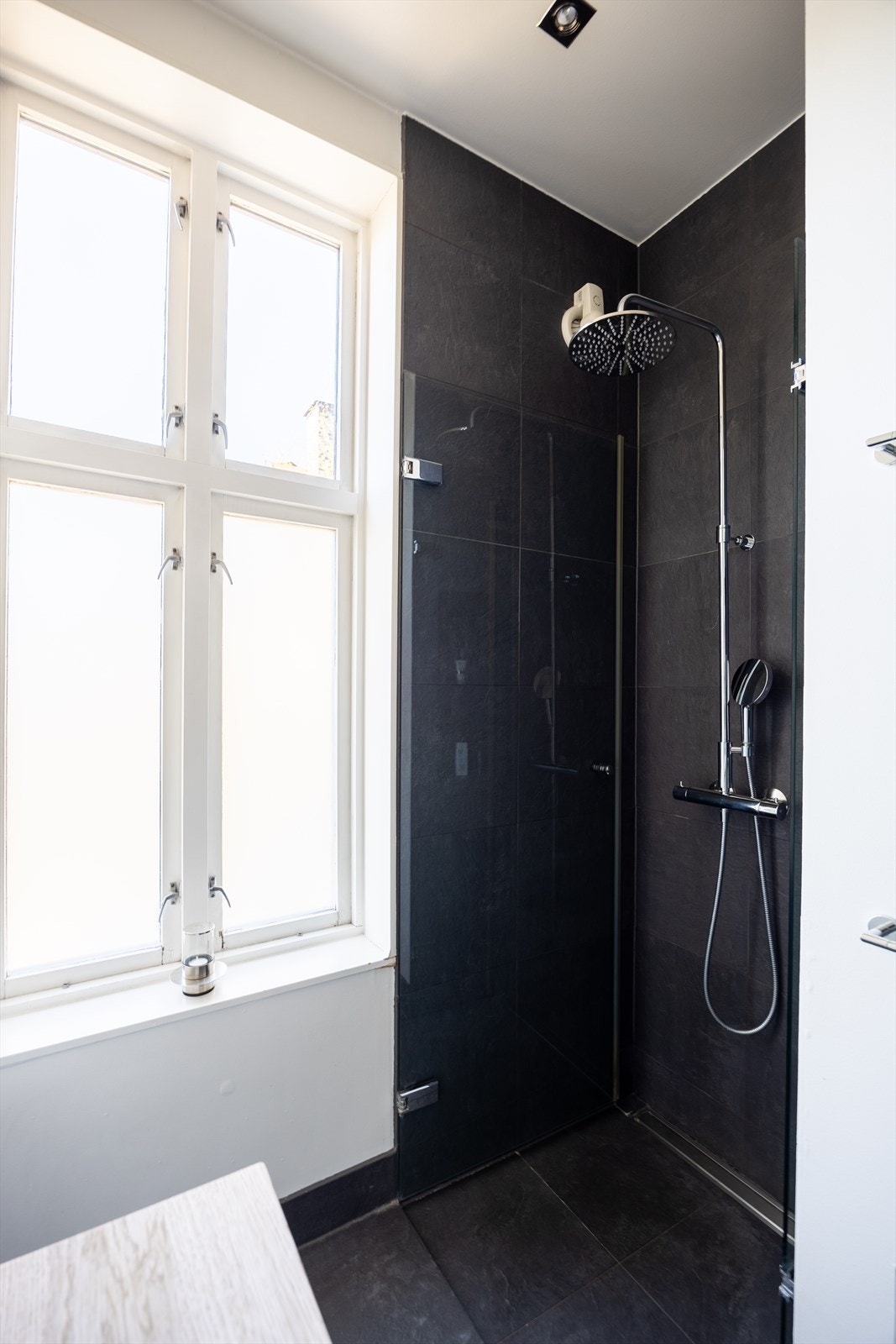 Badet er utstyrt med dusjhjørne, servant og opplegg for vaskemaskin og tørketrommel. Galleribilde