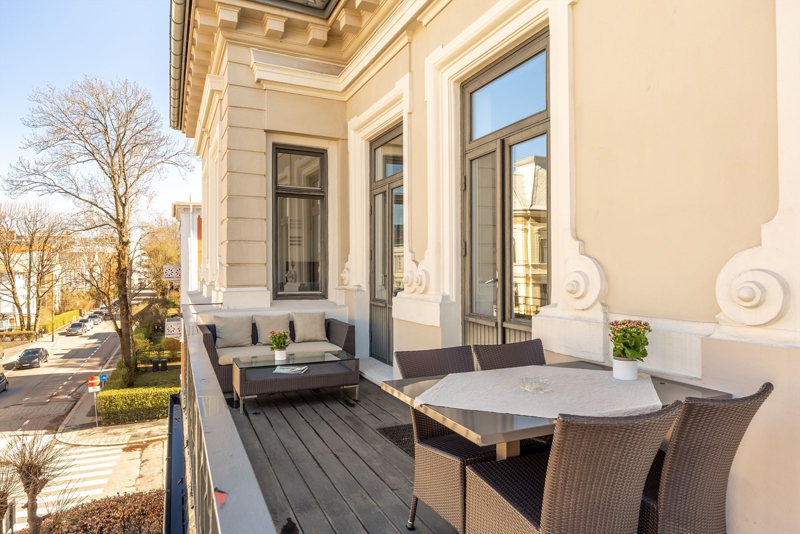 Balkongen er på 16 m² med god plass til utemøblement. Det er montert strømuttak på balkong for enkel tilgang på strøm til grill, rengjøring etc. Galleribilde