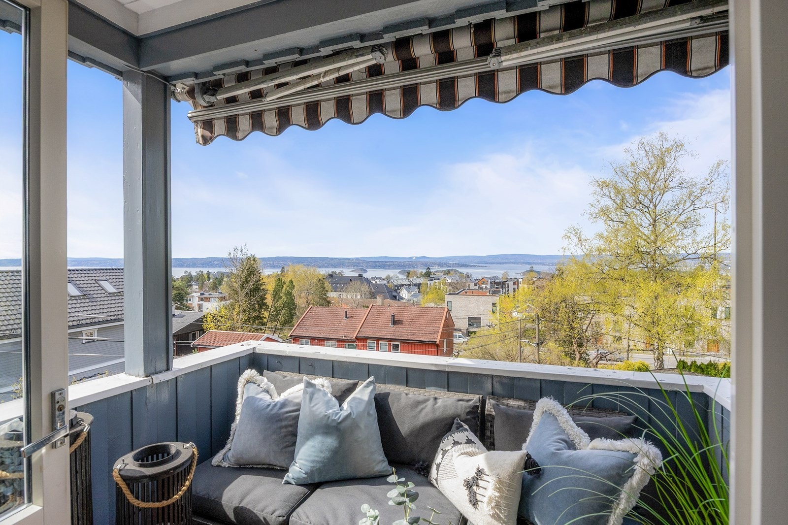 Balkongen er en fin forlengelse av stuen på varme dager. Galleribilde