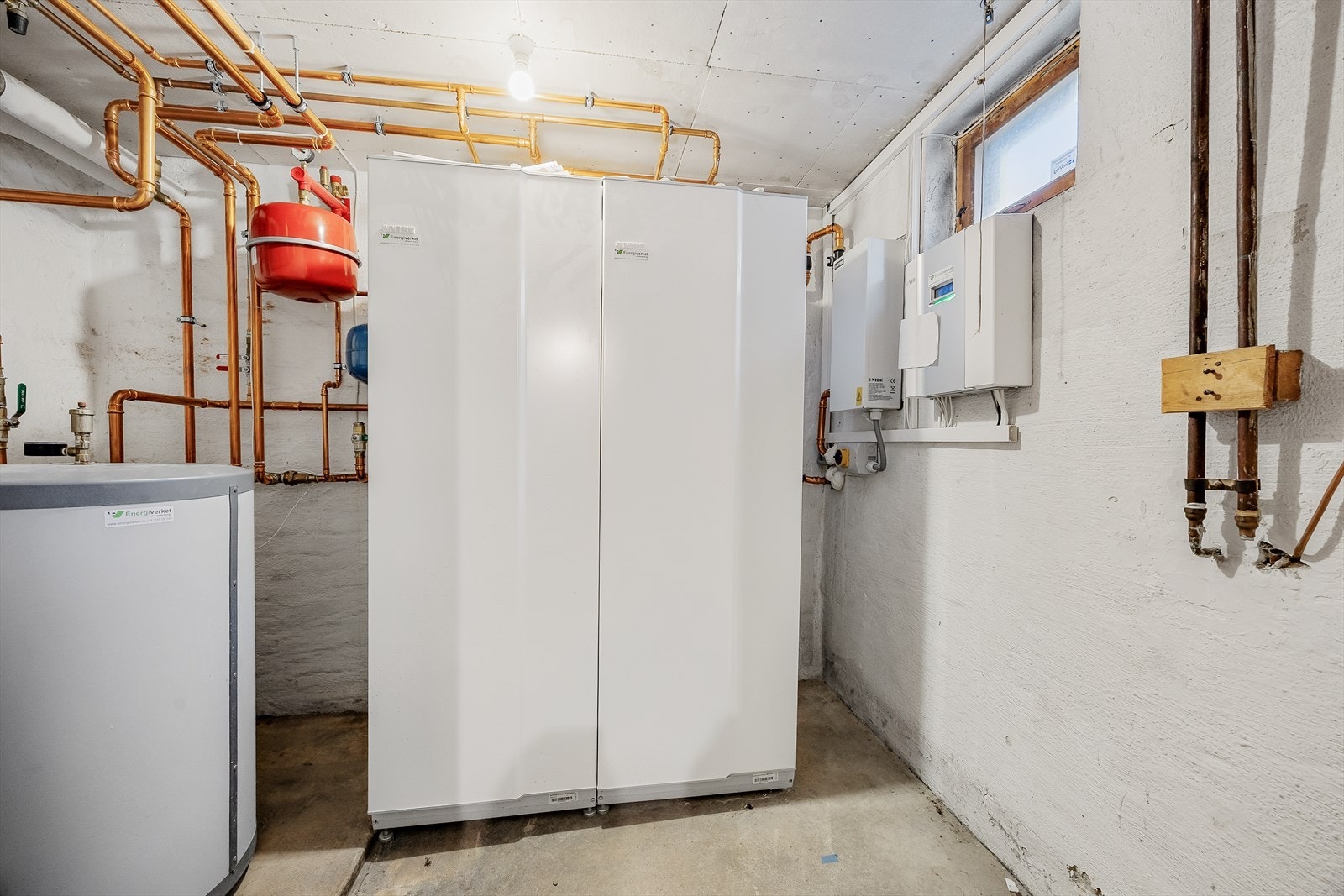 Tremannsboligen varmes opp av en Nibe luft-til-vann-varmepumpe installert i 2018, som sikrer effektiv oppvarming. Galleribilde