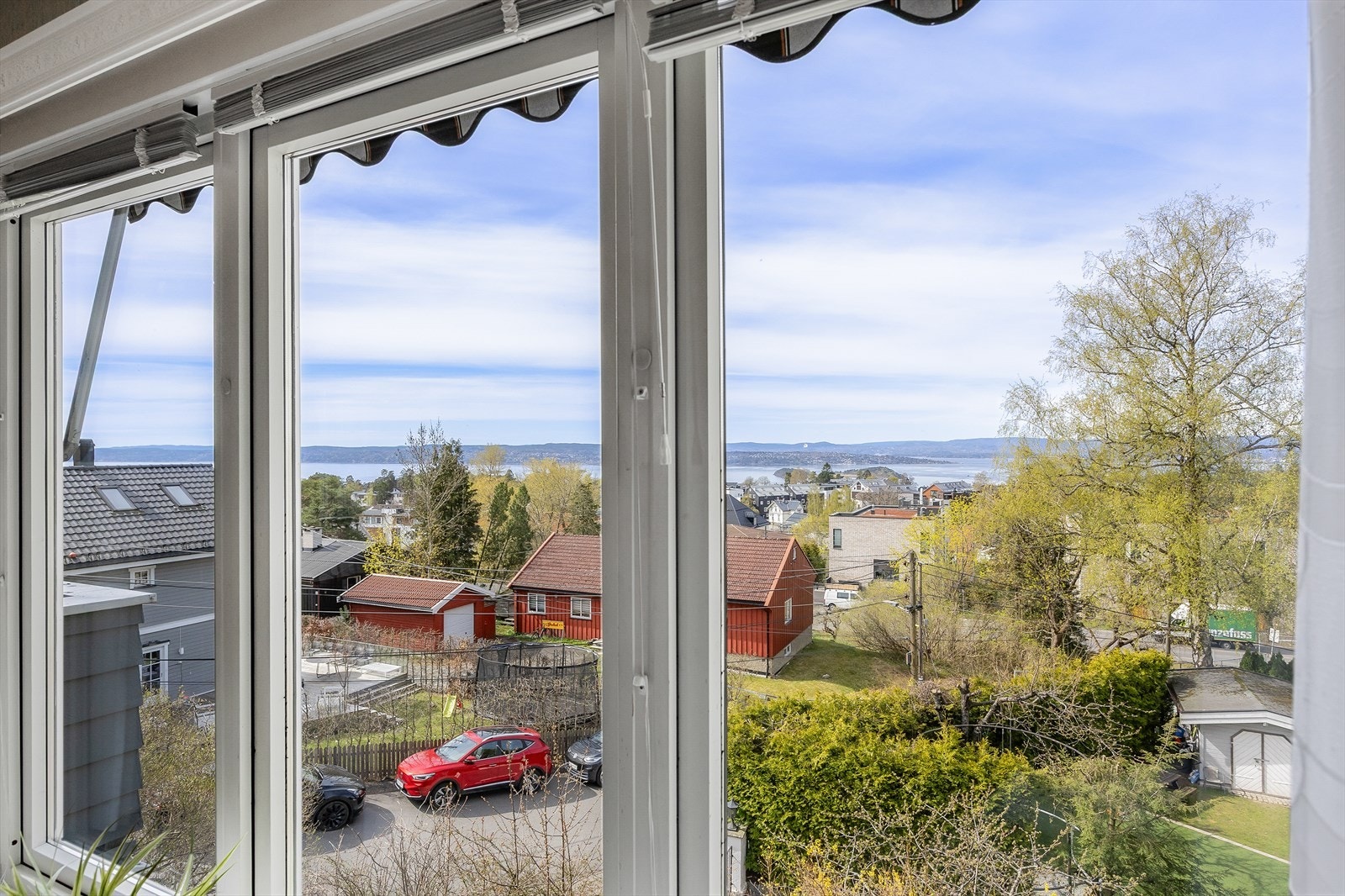 Fra leiligheten har du en åpen og fin utsikt over nærområdet og Oslofjorden. Galleribilde