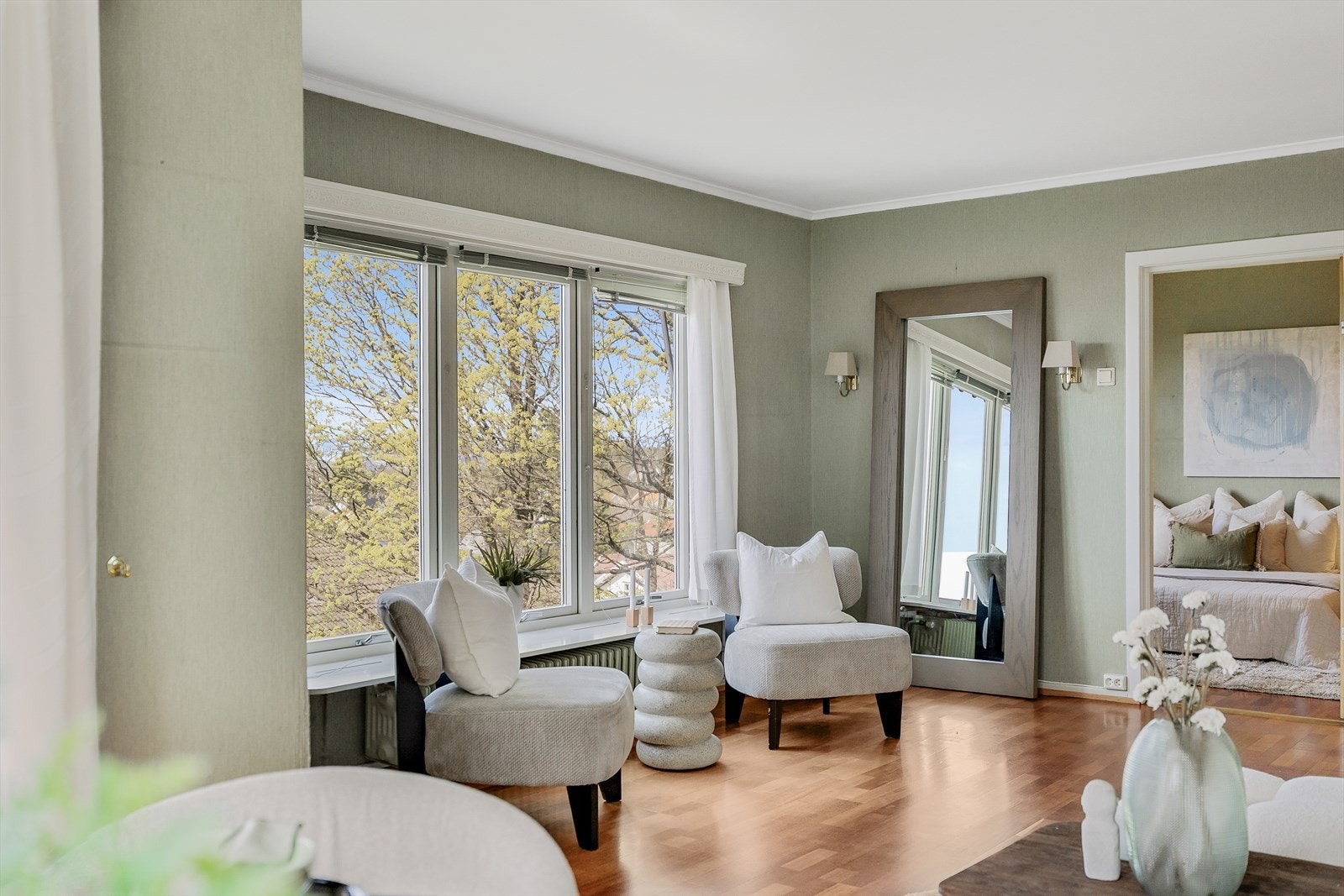 Store vindusflater slipper inn rikelig med dagslys og gir en god romfølelse. Galleribilde