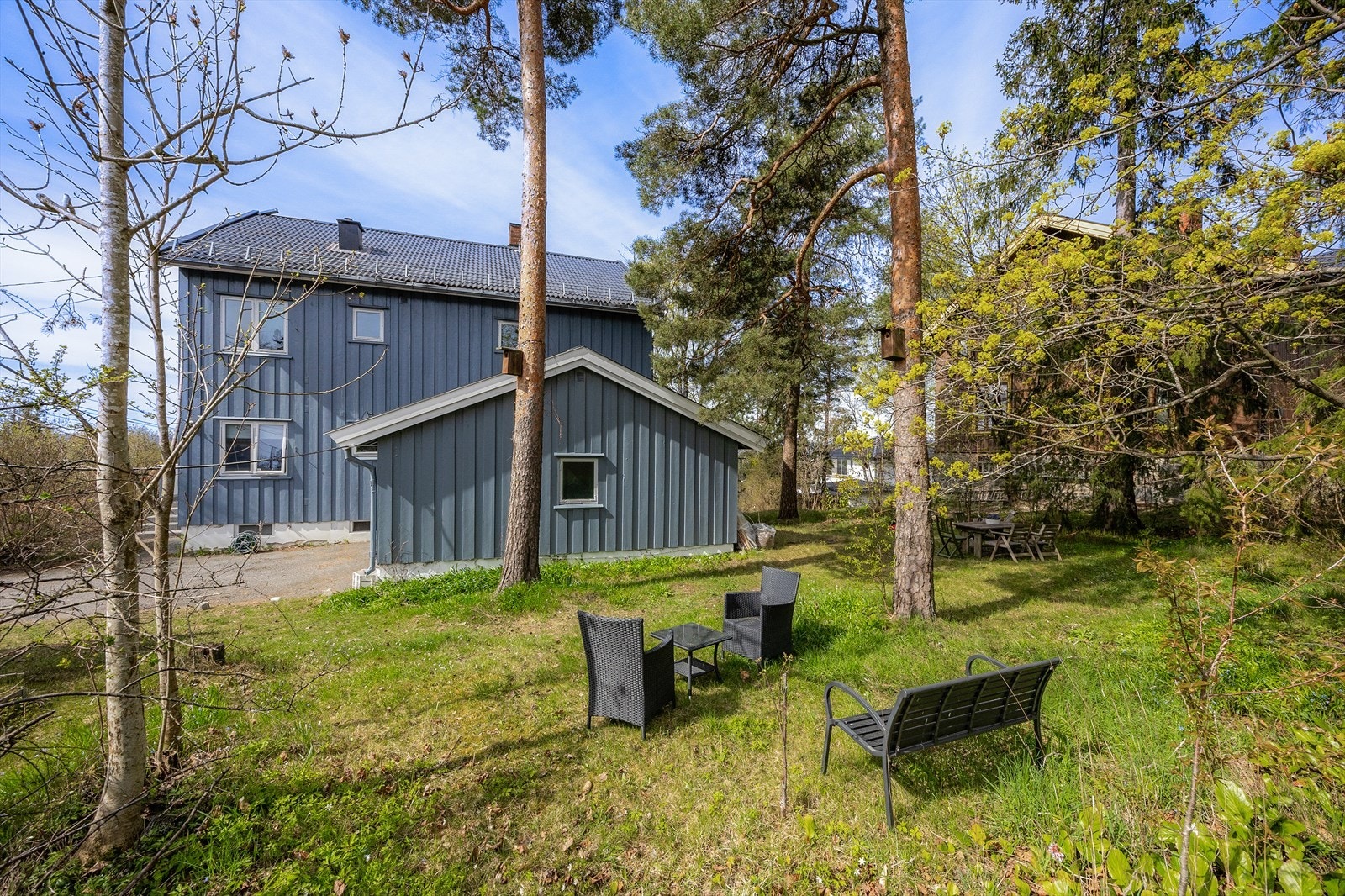 Til leiligheten medfølger en garasjeplass (garasjen som er ved inngangspartiet). Galleribilde