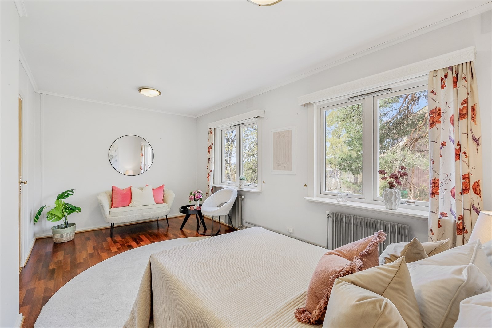 Også her er det merbau-parkett på gulvet og store vinduer som gir godt med lys. Galleribilde