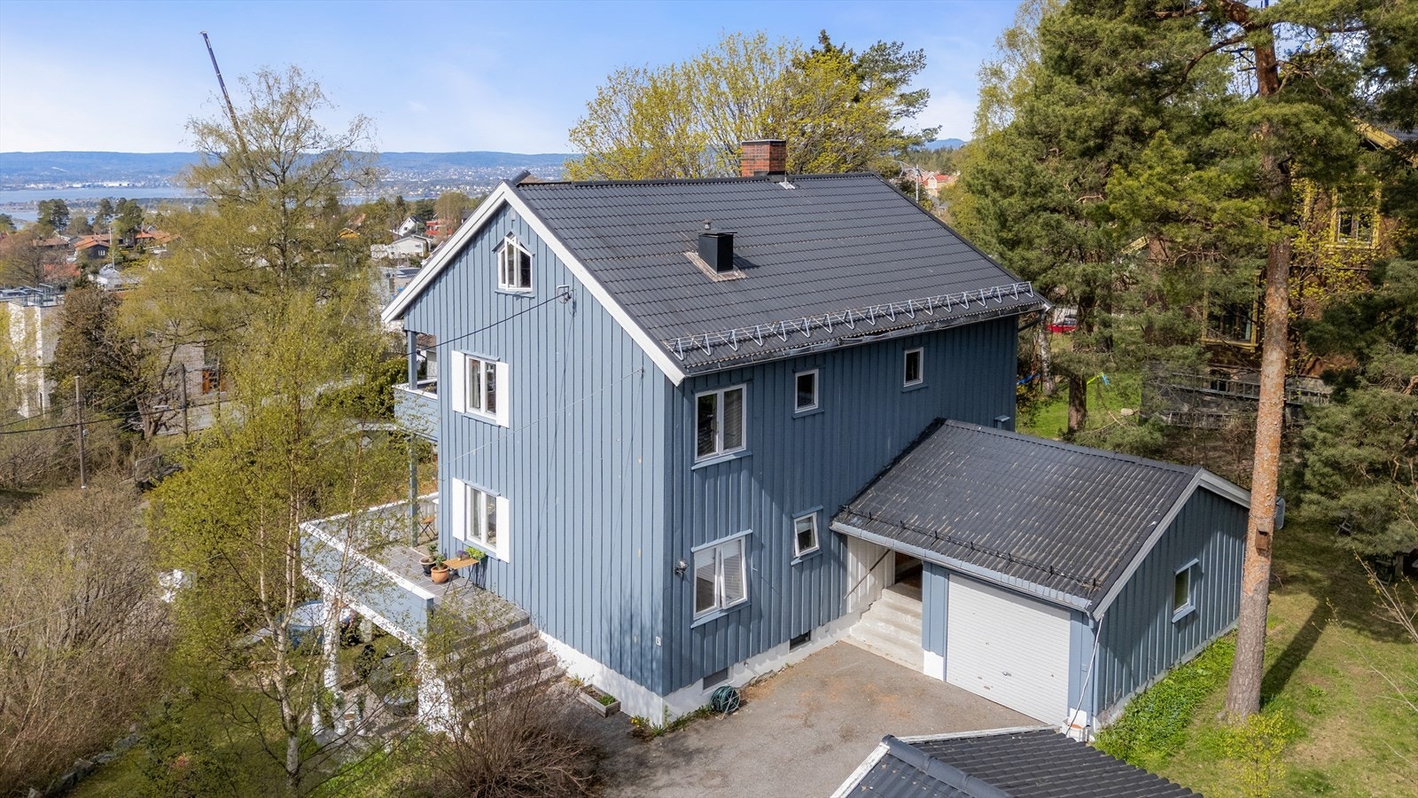 Eiendommen er en seksjonert tremannsbolig fra 1955, med stående bordkledning og tak tekket med stålplater. Galleribilde