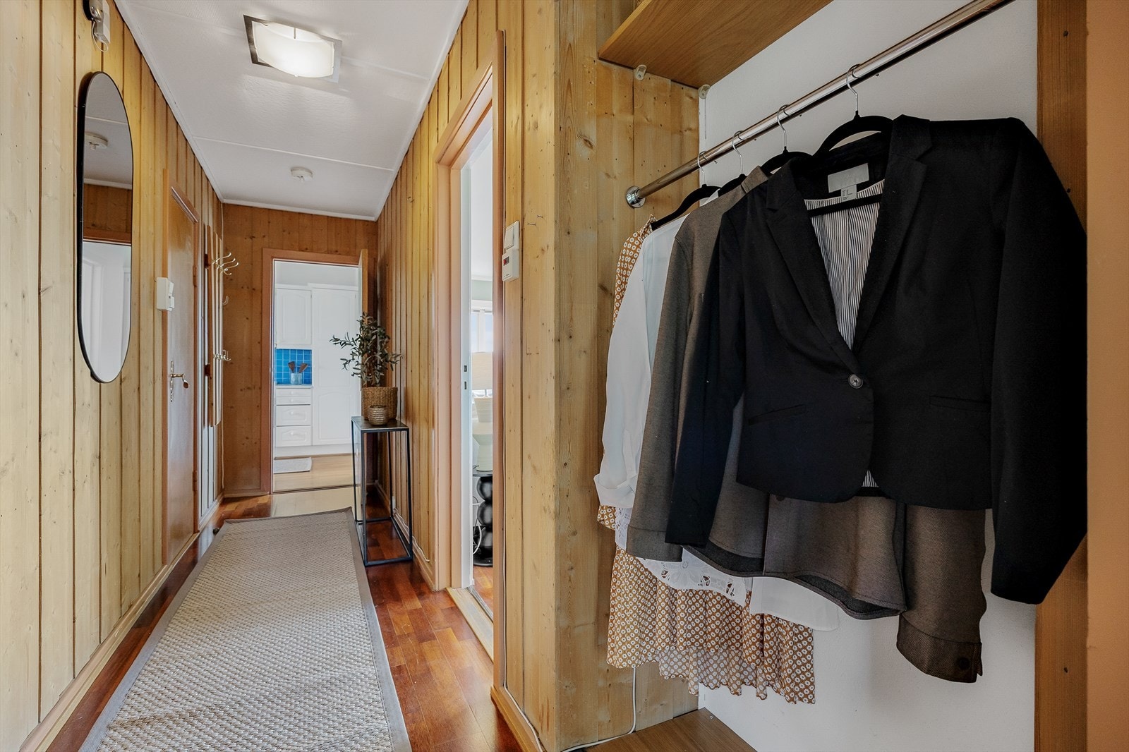 God plass til oppbevaring av yttertøy og sko i gangen. Galleribilde