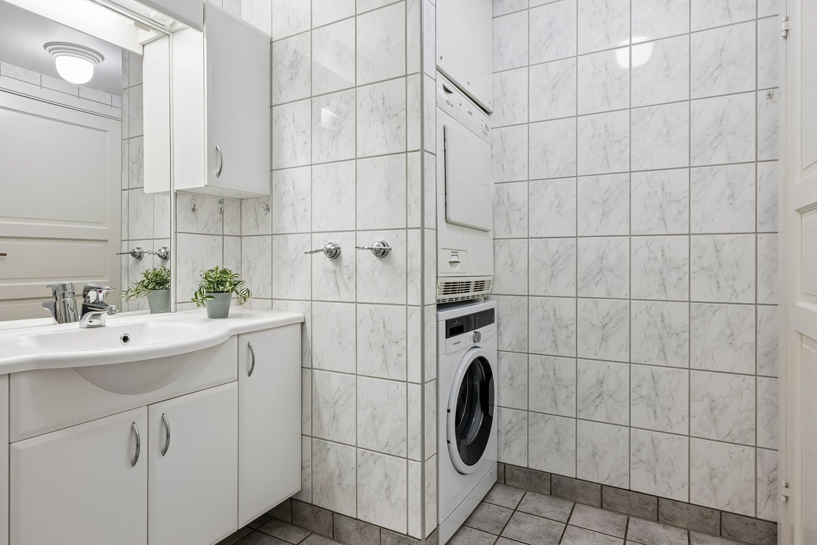 Nisje for vaskemaskin og tørketrommel. Galleribilde