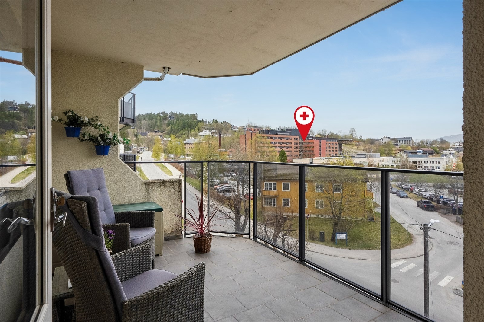 Overbygd terrasse med flott utsikt. Galleribilde