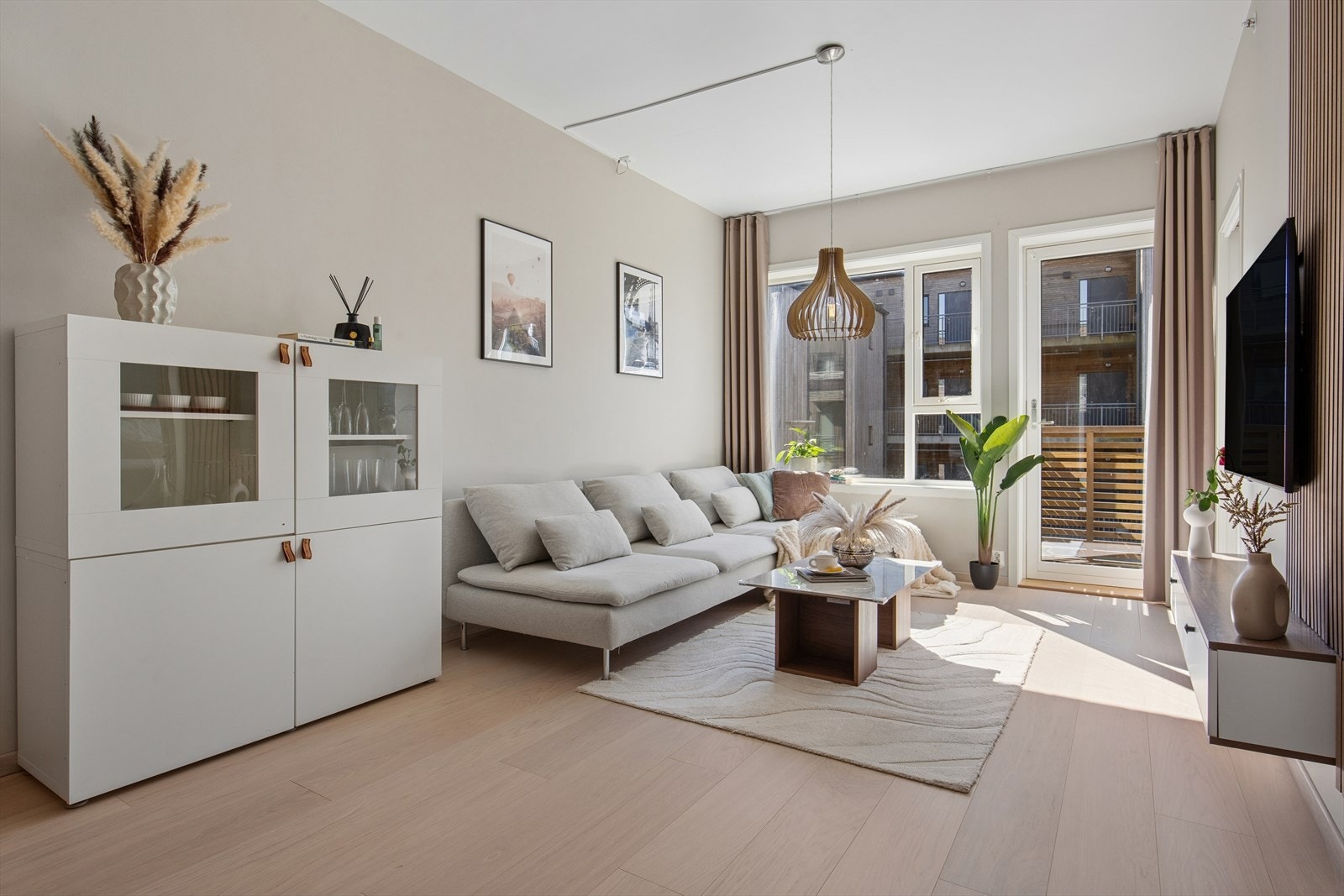Åpen og innbydende stue med naturlig lysinnslipp. Galleribilde