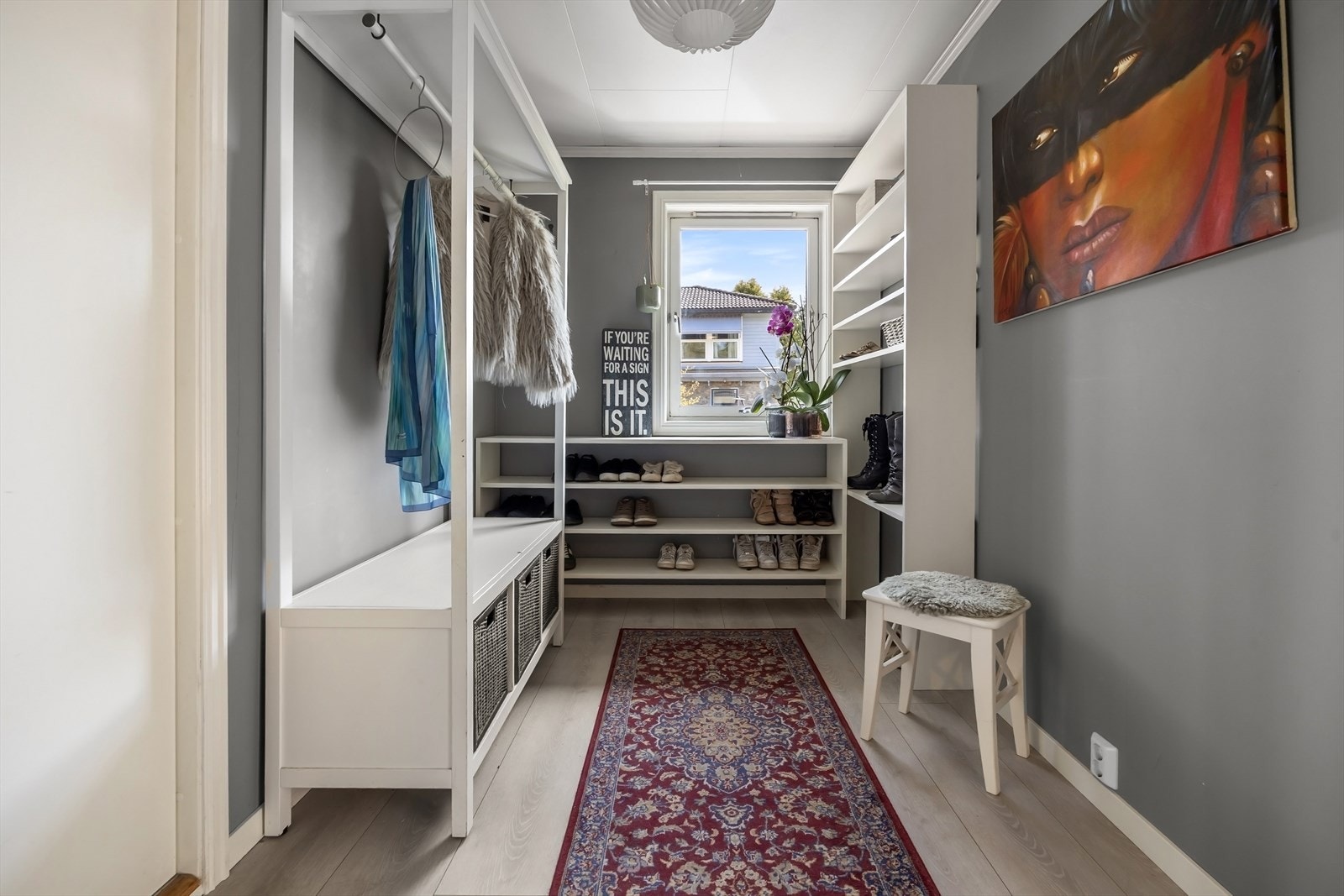 Her ønskes du velkommen inn til en romslig entrè. Galleribilde