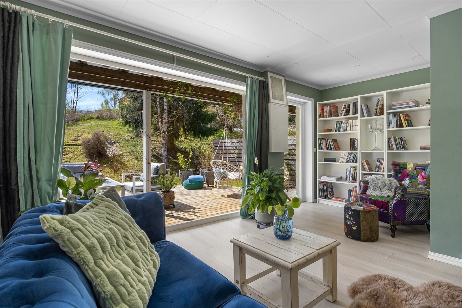 Store vindusflater sørger for rikelig med naturlig lys. Galleribilde