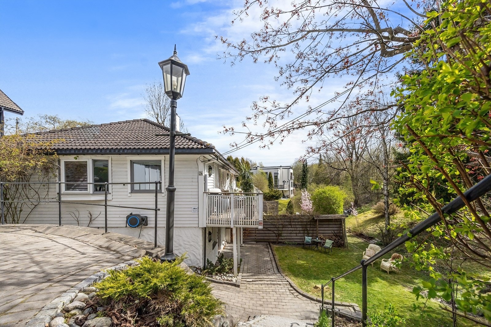 Varmekabler i trapp ned til huset. Galleribilde