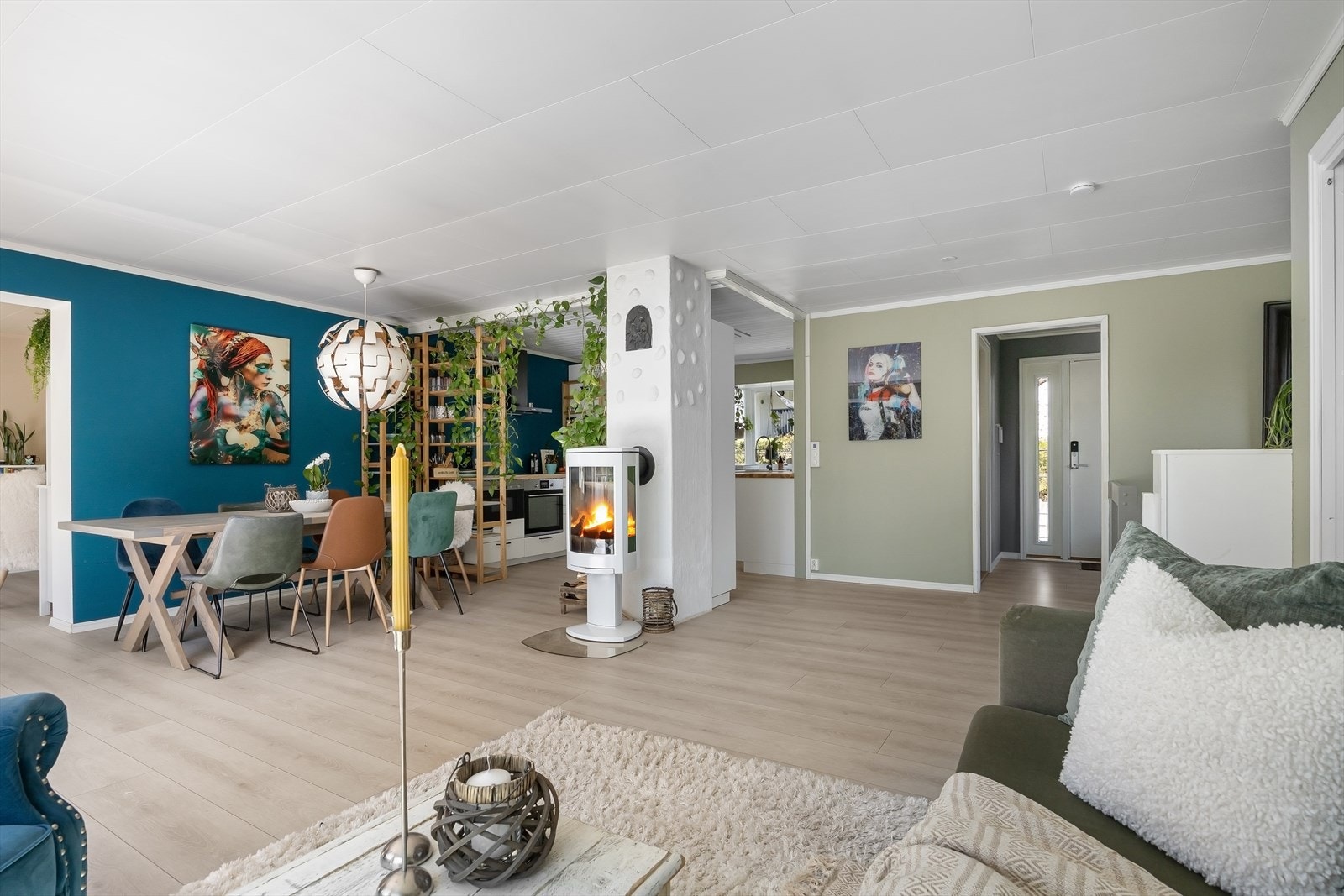 Velkommen inn til denne sosiale familieboligen med flere hyggelige soner. Galleribilde