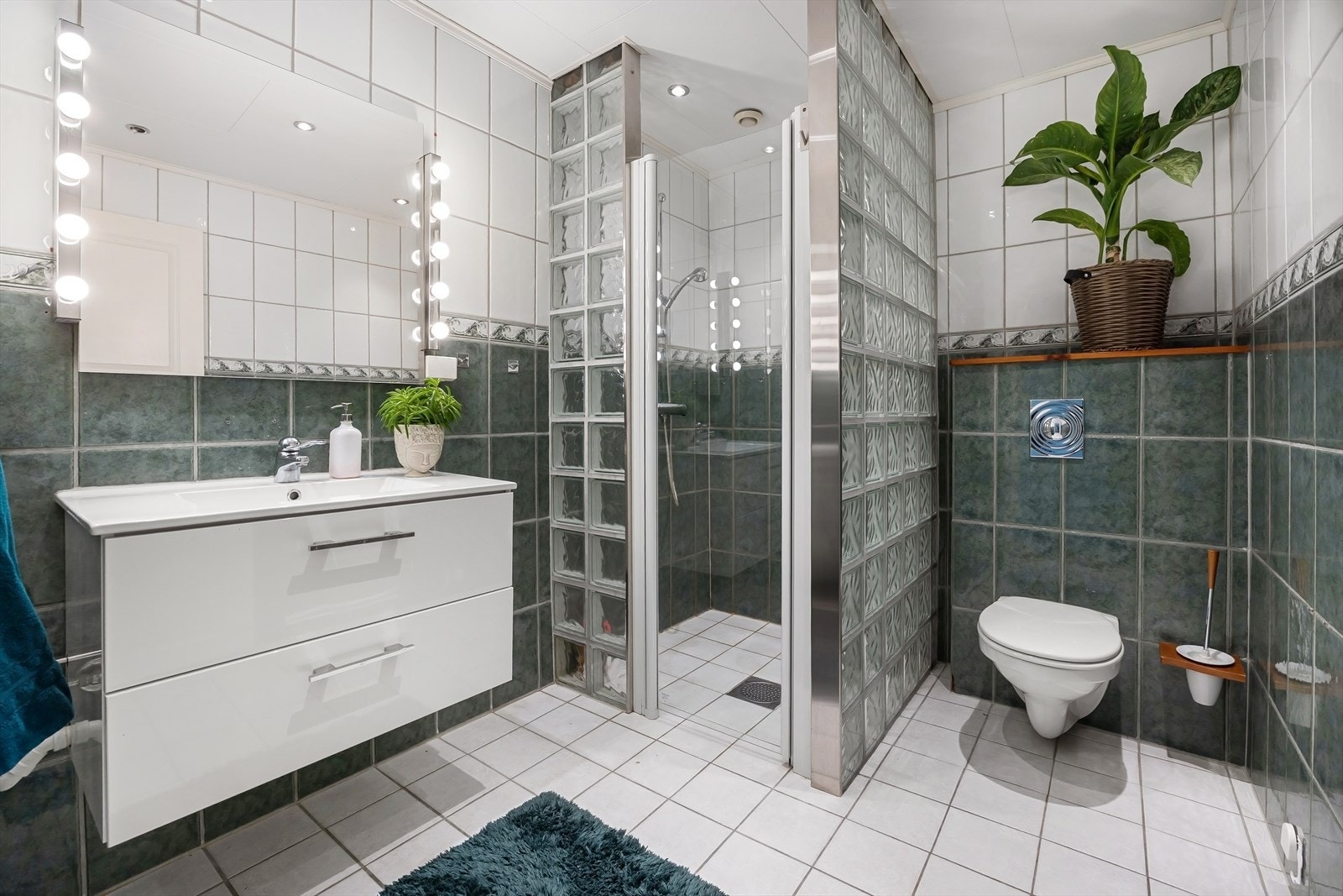 Stort flislagt bad tilknyttet hovedsoverom og walk-in closet. Galleribilde