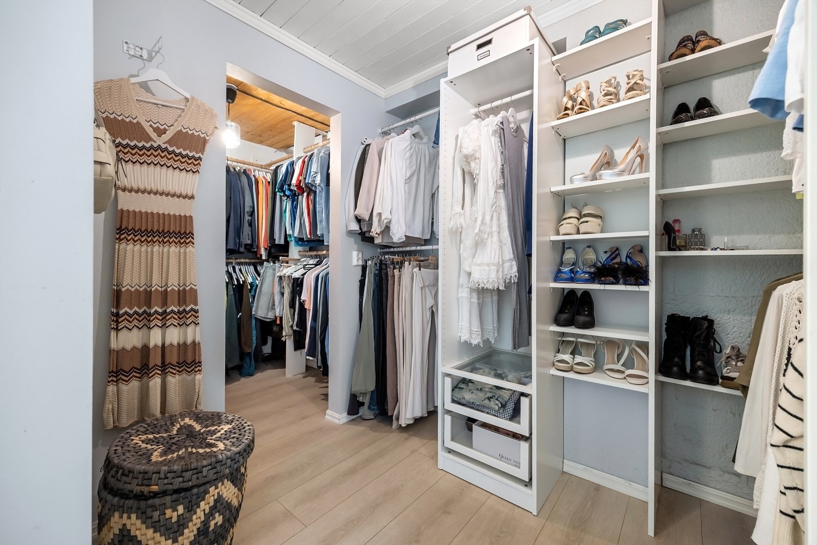 Stort Walk-in closet med masse oppbevaring. Galleribilde