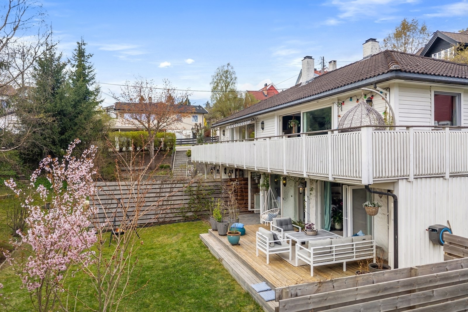 Solrik terrasse og hage med adkomst fra soverommene. Galleribilde